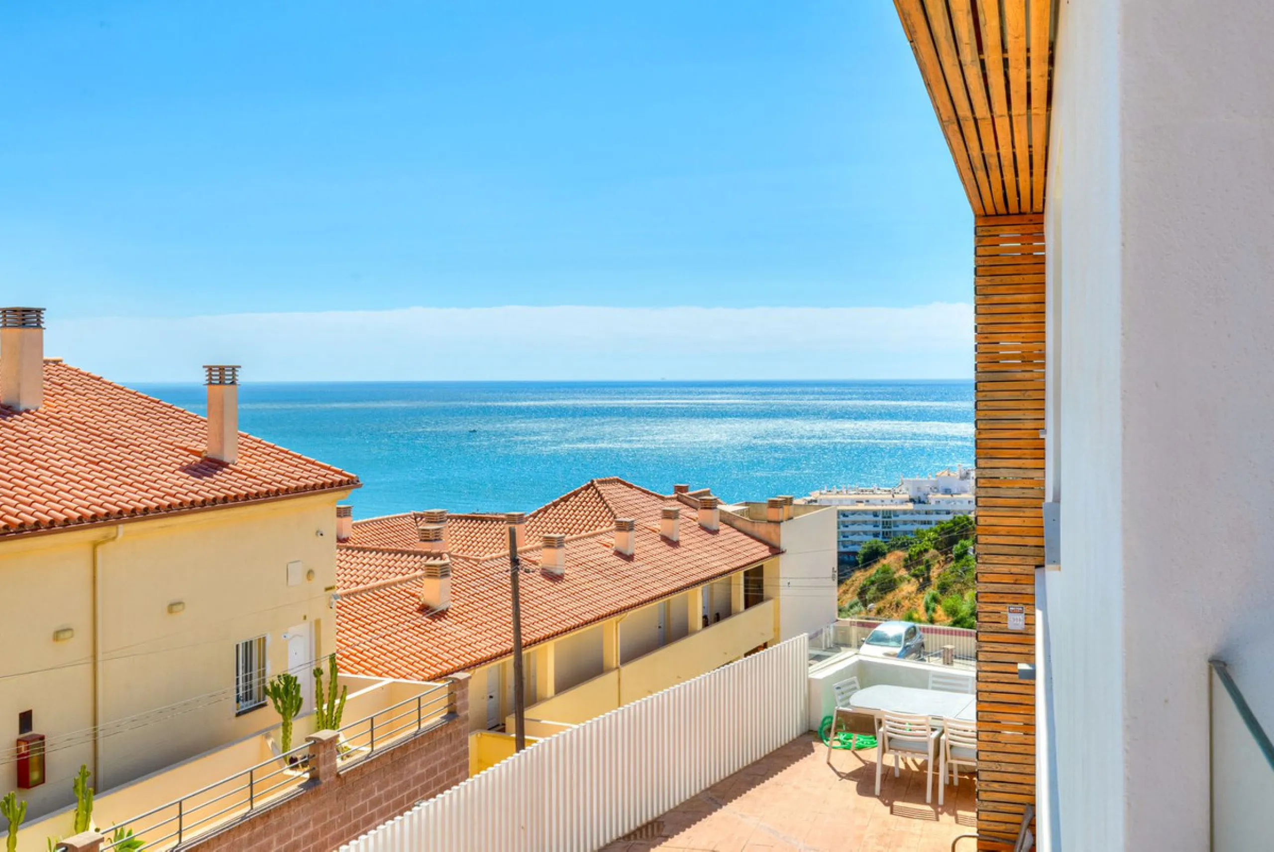 Discover your new home in Torreblanca! This impressive detached house is an excellent investment opportunity, as it has a tourist license and is ready to move into. Located in the upper part of Torreblanca, it offers unbeatable sea views that will take yo