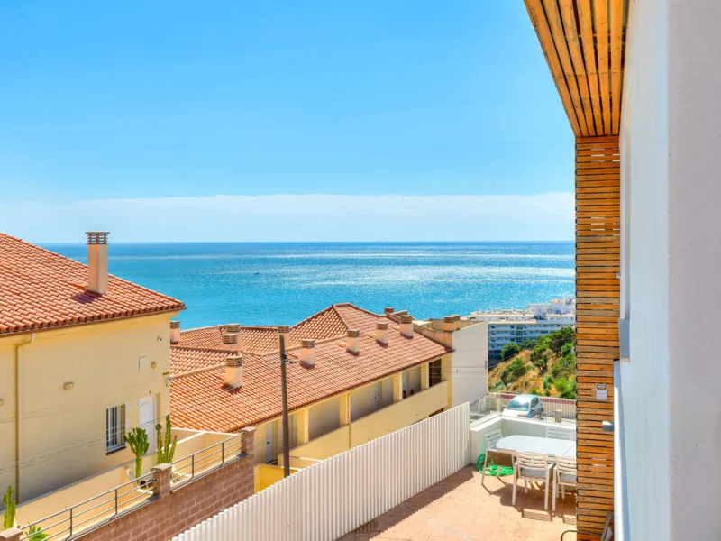 Discover your new home in Torreblanca! This impressive detached house is an excellent investment opportunity, as it has a tourist license and is ready to move into. Located in the upper part of Torreblanca, it offers unbeatable sea views that will take yo