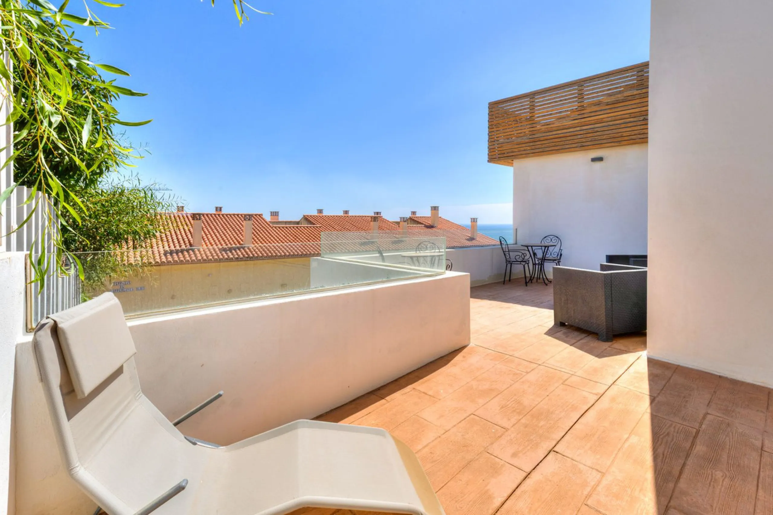 Discover your new home in Torreblanca! This impressive detached house is an excellent investment opportunity, as it has a tourist license and is ready to move into. Located in the upper part of Torreblanca, it offers unbeatable sea views that will take yo