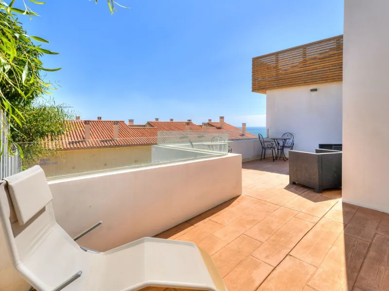 Discover your new home in Torreblanca! This impressive detached house is an excellent investment opportunity, as it has a tourist license and is ready to move into. Located in the upper part of Torreblanca, it offers unbeatable sea views that will take yo
