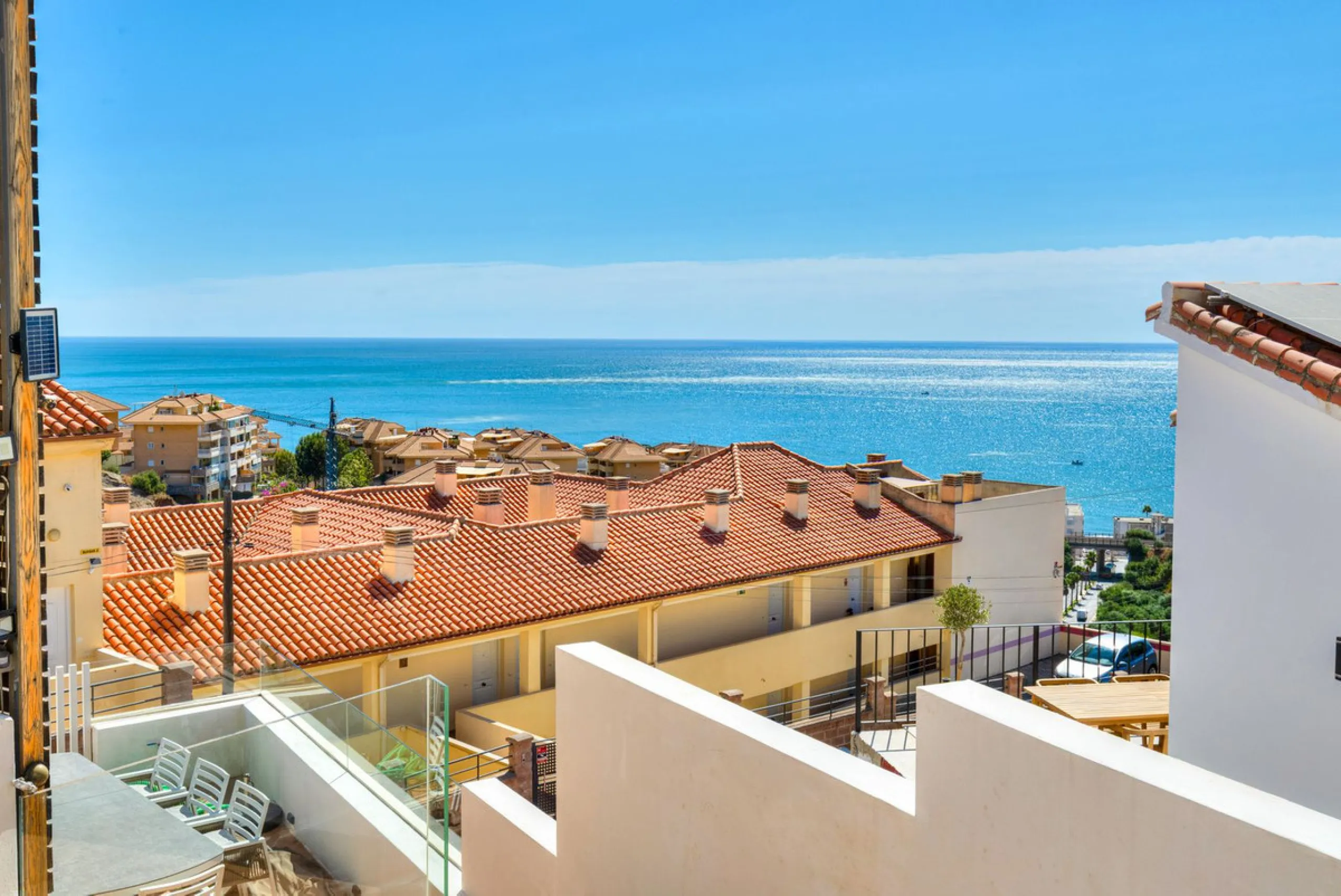 Discover your new home in Torreblanca! This impressive detached house is an excellent investment opportunity, as it has a tourist license and is ready to move into. Located in the upper part of Torreblanca, it offers unbeatable sea views that will take yo
