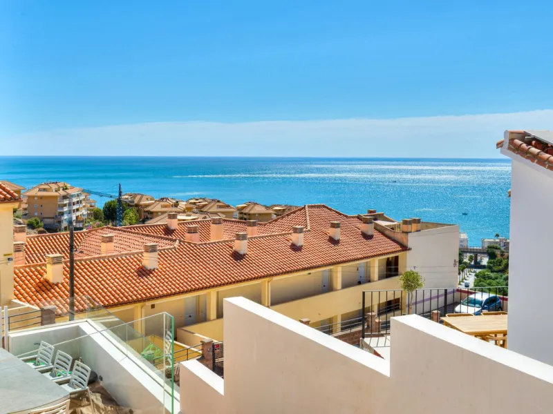 Discover your new home in Torreblanca! This impressive detached house is an excellent investment opportunity, as it has a tourist license and is ready to move into. Located in the upper part of Torreblanca, it offers unbeatable sea views that will take yo