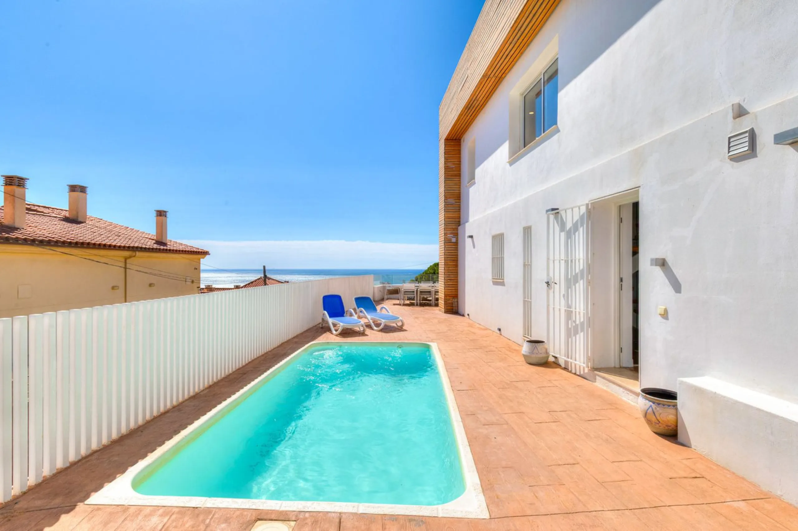 Discover your new home in Torreblanca! This impressive detached house is an excellent investment opportunity, as it has a tourist license and is ready to move into. Located in the upper part of Torreblanca, it offers unbeatable sea views that will take yo