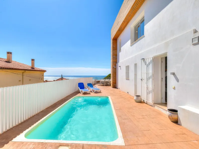 Discover your new home in Torreblanca! This impressive detached house is an excellent investment opportunity, as it has a tourist license and is ready to move into. Located in the upper part of Torreblanca, it offers unbeatable sea views that will take yo