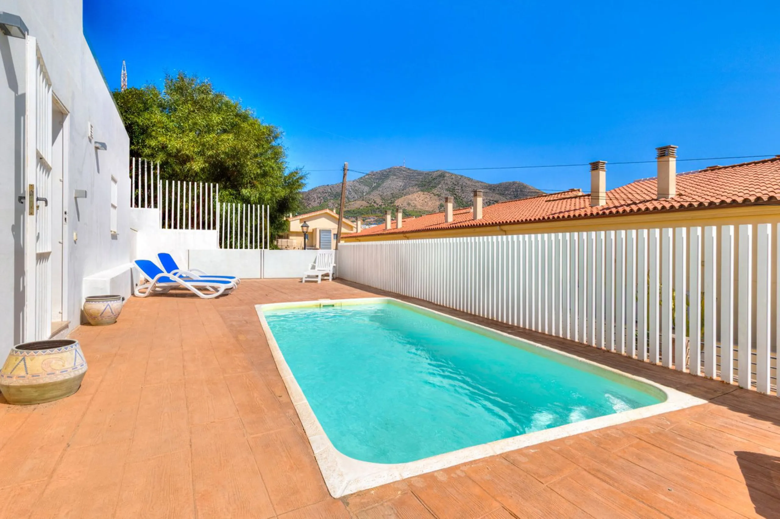 Discover your new home in Torreblanca! This impressive detached house is an excellent investment opportunity, as it has a tourist license and is ready to move into. Located in the upper part of Torreblanca, it offers unbeatable sea views that will take yo