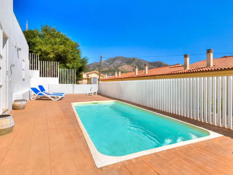 Discover your new home in Torreblanca! This impressive detached house is an excellent investment opportunity, as it has a tourist license and is ready to move into. Located in the upper part of Torreblanca, it offers unbeatable sea views that will take yo