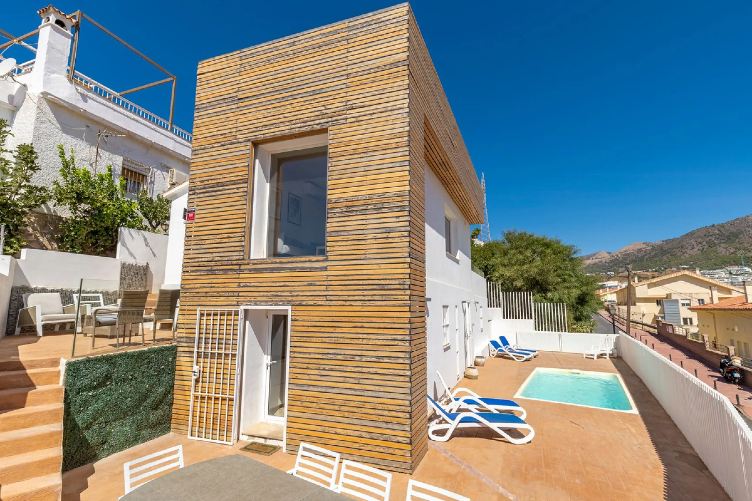 Discover your new home in Torreblanca! This impressive detached house is an excellent investment opportunity, as it has a tourist license and is ready to move into. Located in the upper part of Torreblanca, it offers unbeatable sea views that will take yo