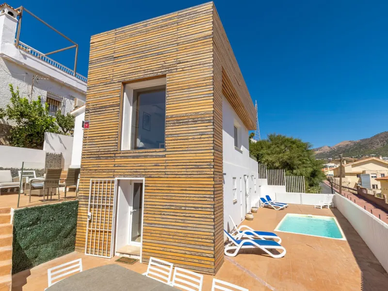 Discover your new home in Torreblanca! This impressive detached house is an excellent investment opportunity, as it has a tourist license and is ready to move into. Located in the upper part of Torreblanca, it offers unbeatable sea views that will take yo