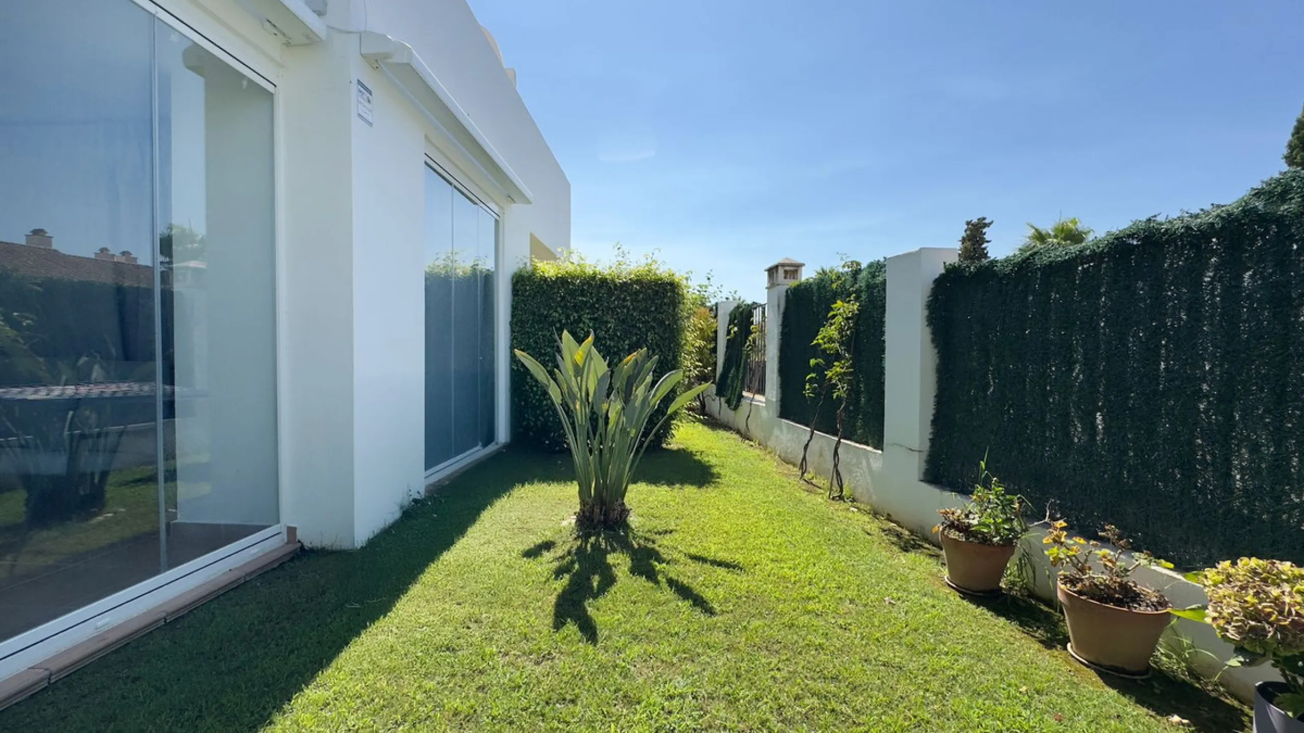 Bright and Modern Ground-Floor Apartment in El Paraíso – New Golden Mile
