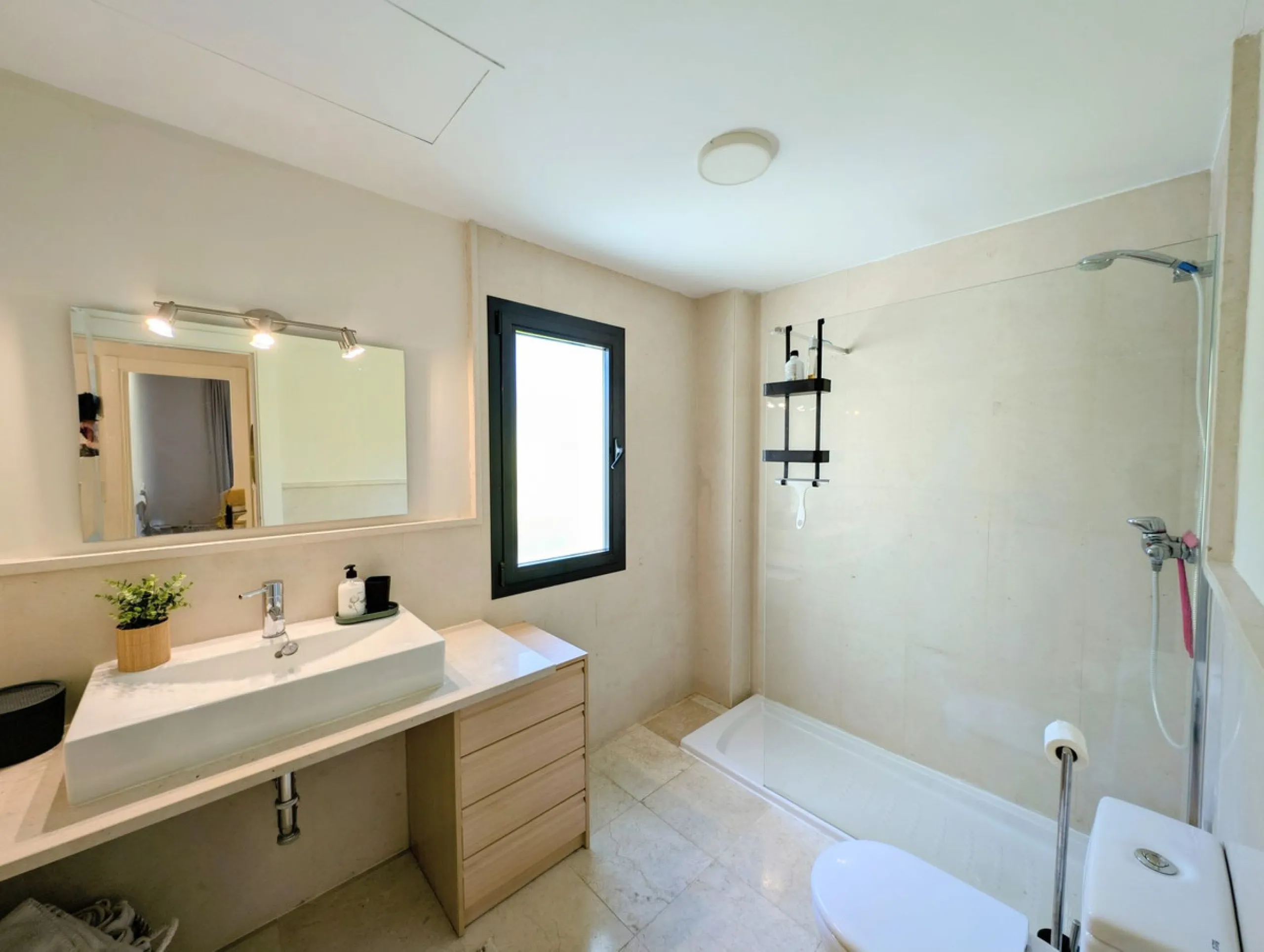 Stylish 2-Bedroom Apartment in Los Flamingos Golf Resort, Benahavís