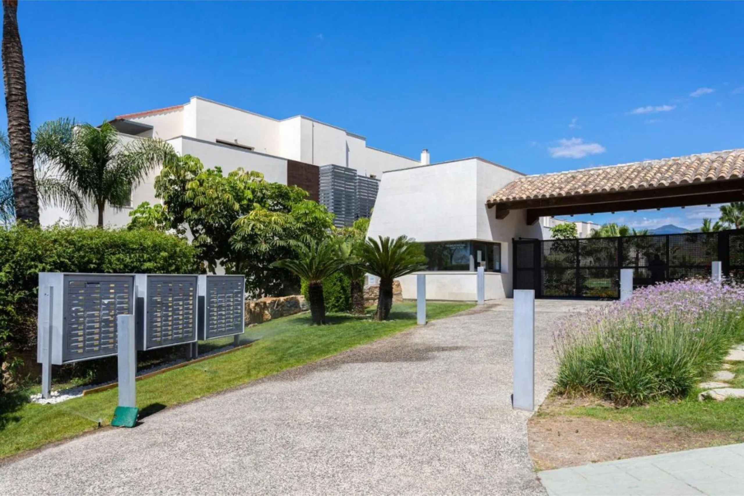 Stylish 2-Bedroom Apartment in Los Flamingos Golf Resort, Benahavís
