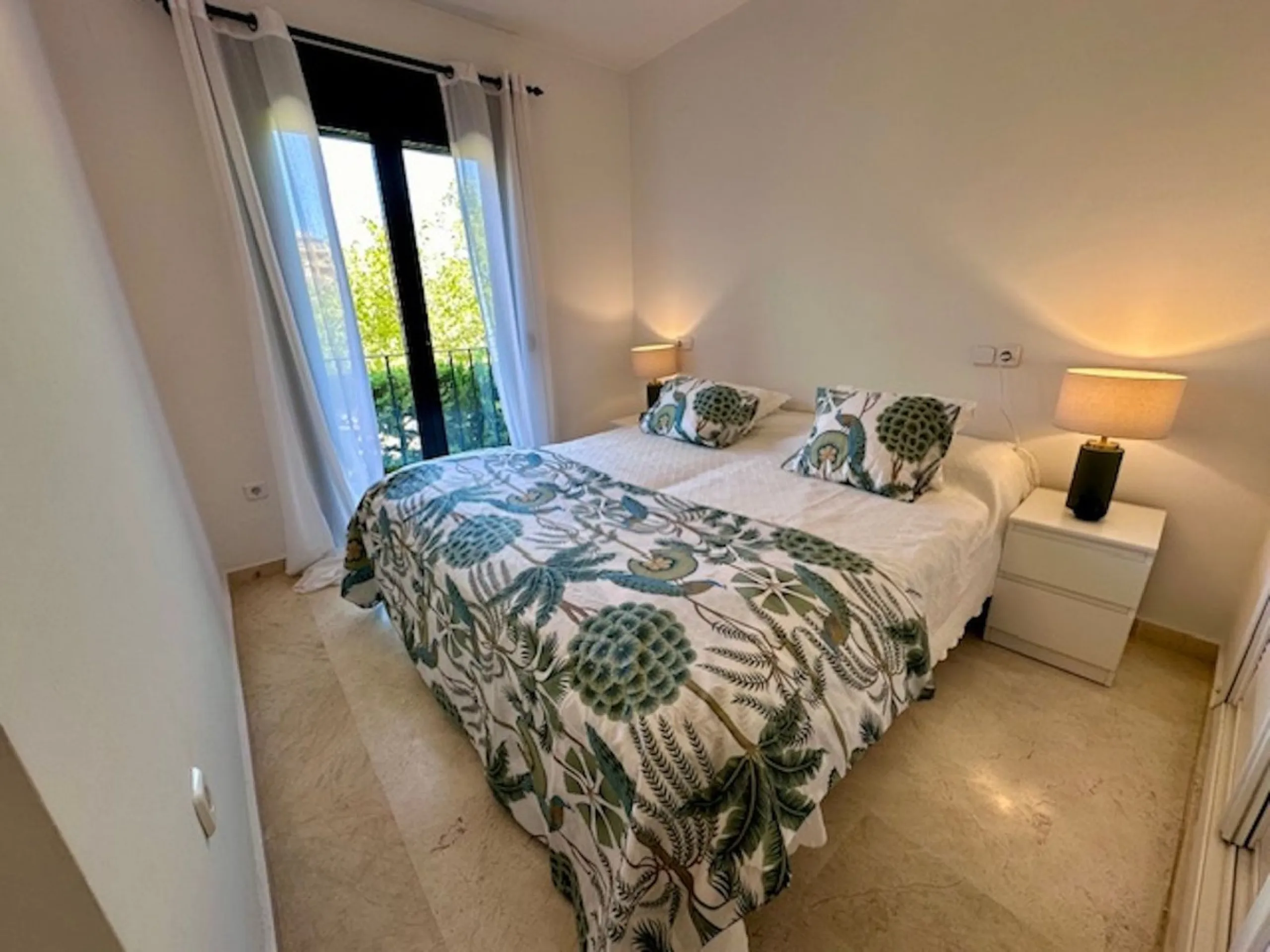 Apartment - Middle Floor Apartment в продаже в Marbella, Málaga. В доме 3 спален и 3 ванных комнат. Площадь дома 92 м²