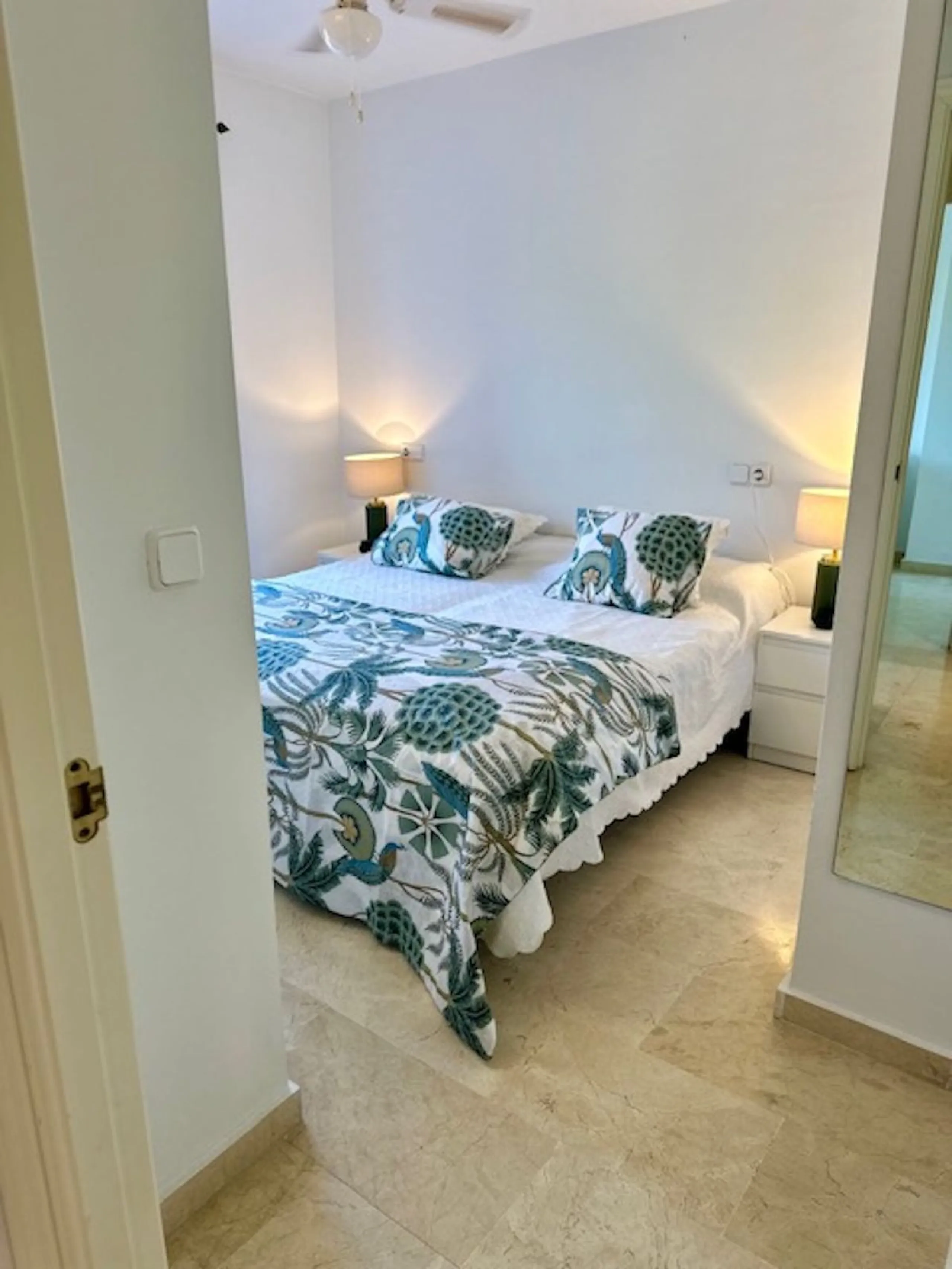 Apartment - Middle Floor Apartment в продаже в Marbella, Málaga. В доме 3 спален и 3 ванных комнат. Площадь дома 92 м²
