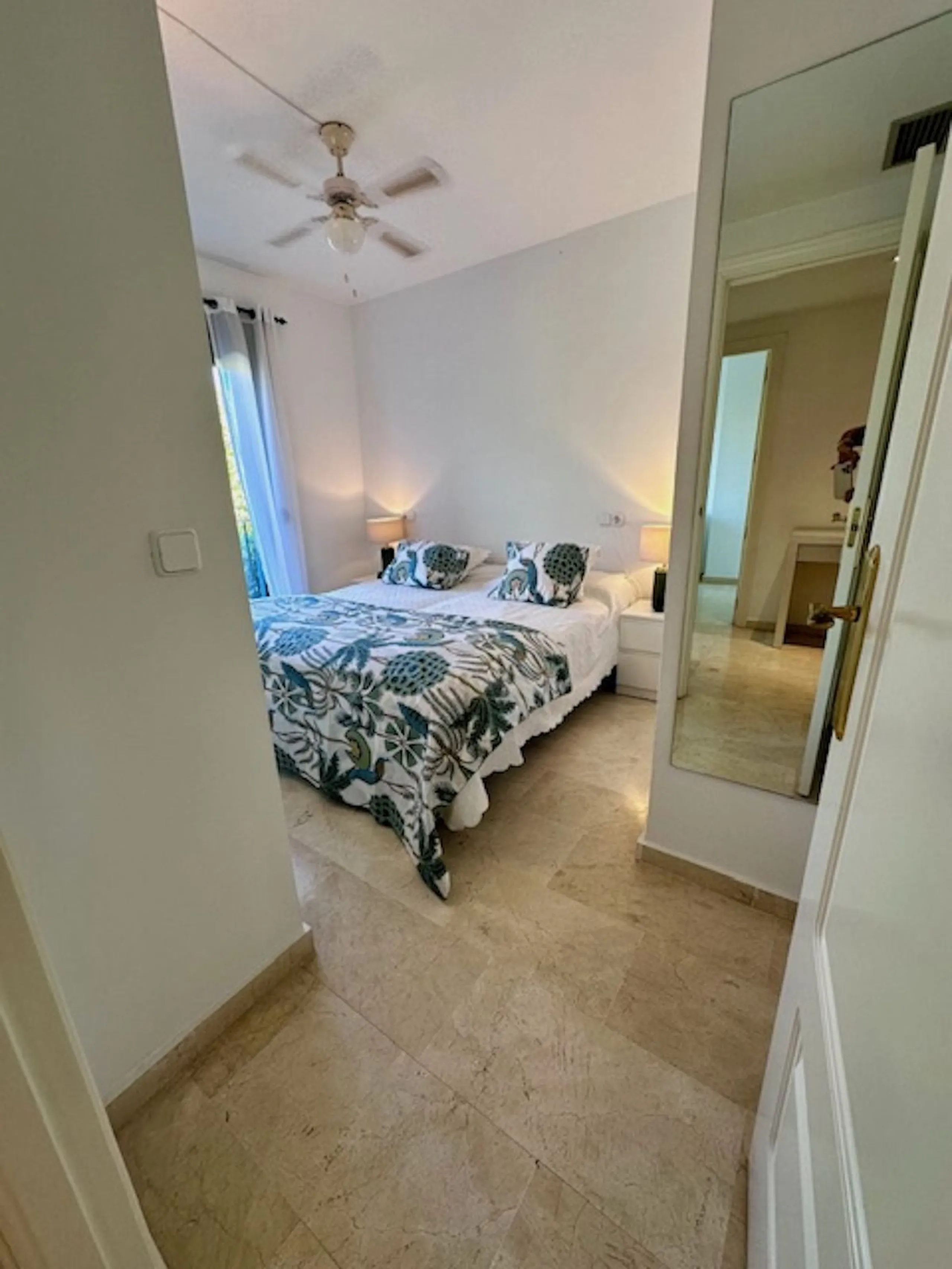 Apartment - Middle Floor Apartment в продаже в Marbella, Málaga. В доме 3 спален и 3 ванных комнат. Площадь дома 92 м²
