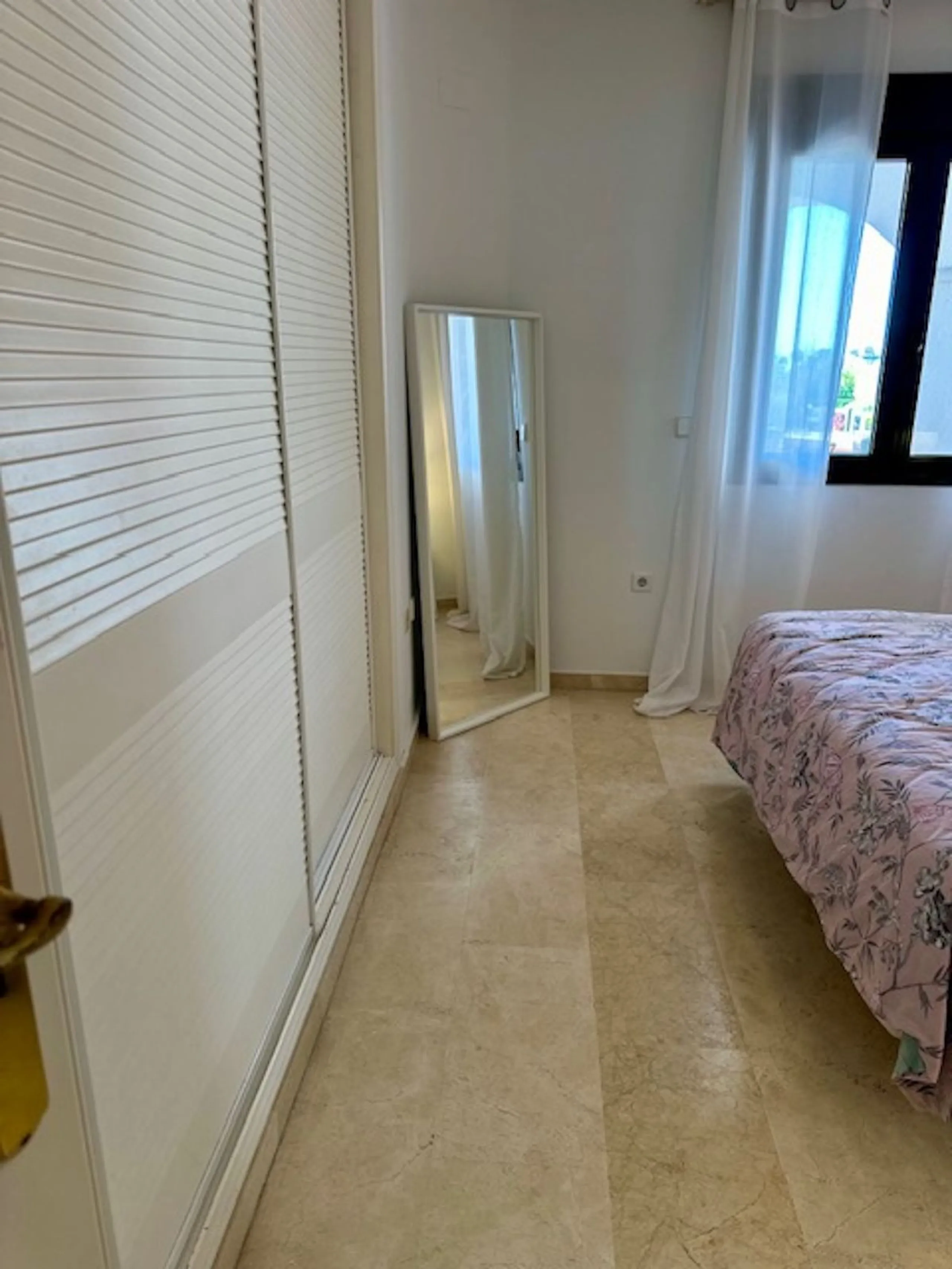 Apartment - Middle Floor Apartment в продаже в Marbella, Málaga. В доме 3 спален и 3 ванных комнат. Площадь дома 92 м²