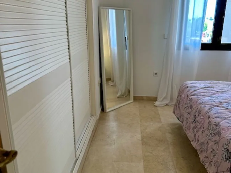 Apartment - Middle Floor Apartment в продаже в Marbella, Málaga. В доме 3 спален и 3 ванных комнат. Площадь дома 92 м²