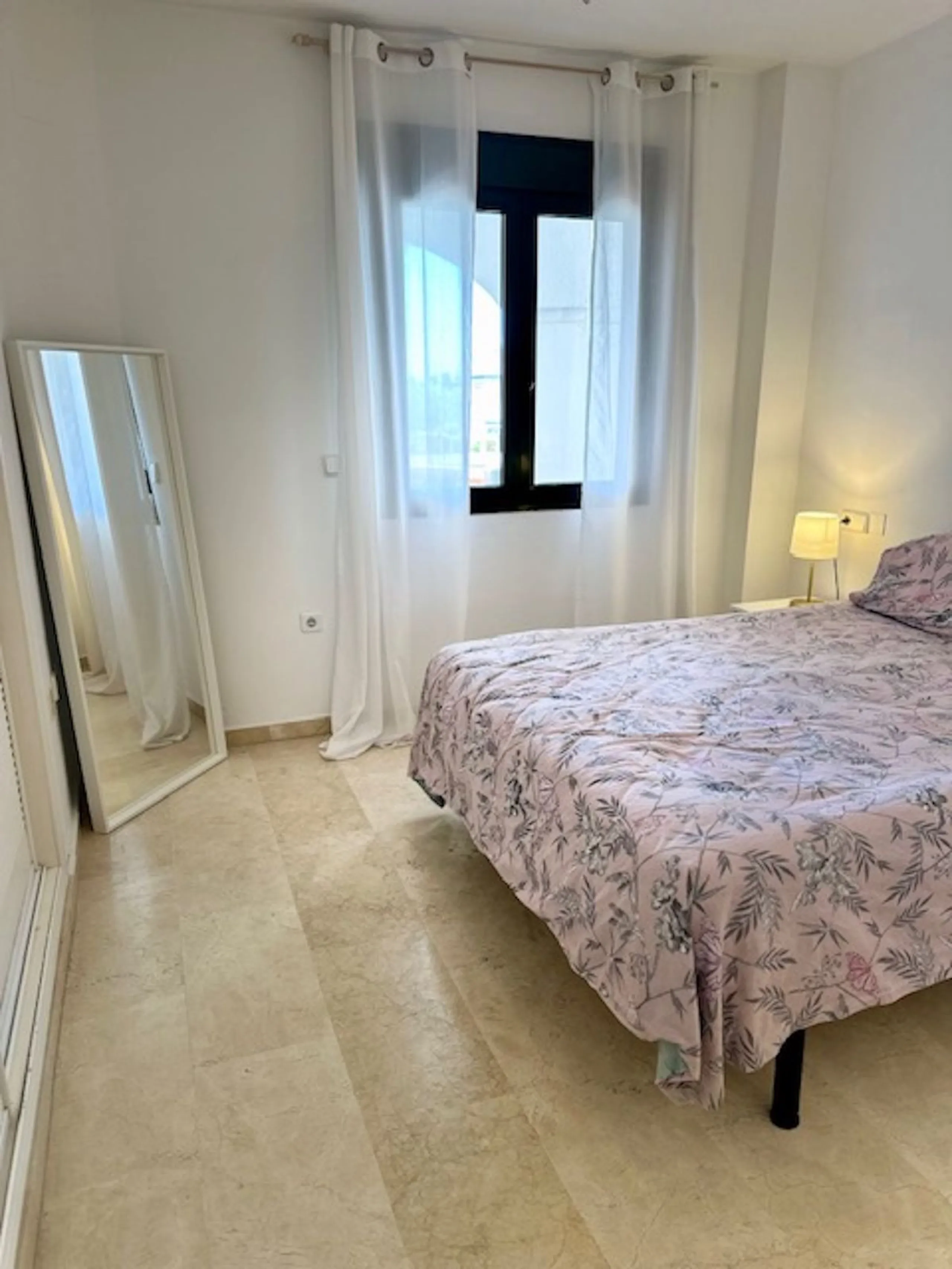 Apartment - Middle Floor Apartment в продаже в Marbella, Málaga. В доме 3 спален и 3 ванных комнат. Площадь дома 92 м²