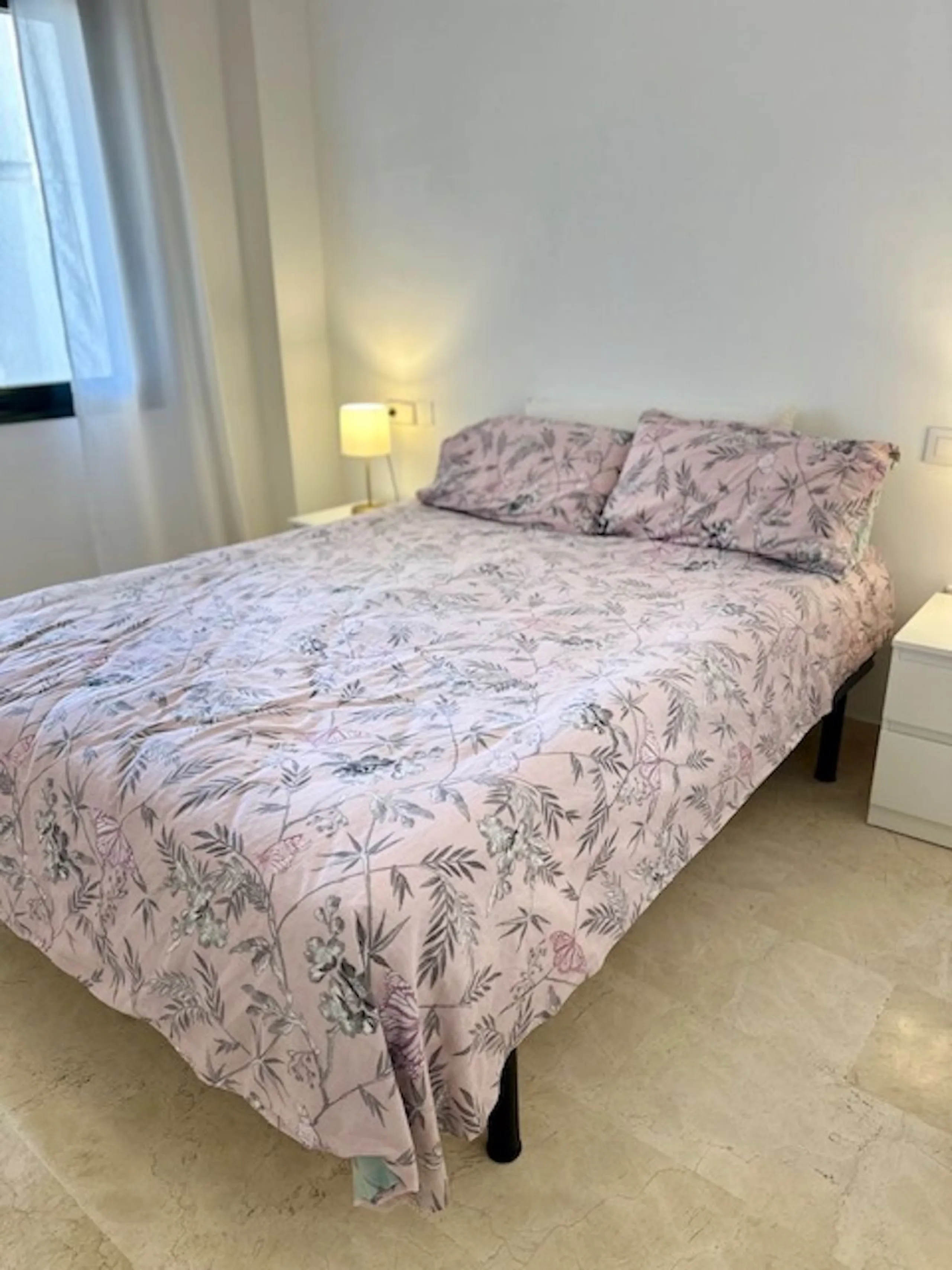 Apartment - Middle Floor Apartment в продаже в Marbella, Málaga. В доме 3 спален и 3 ванных комнат. Площадь дома 92 м²