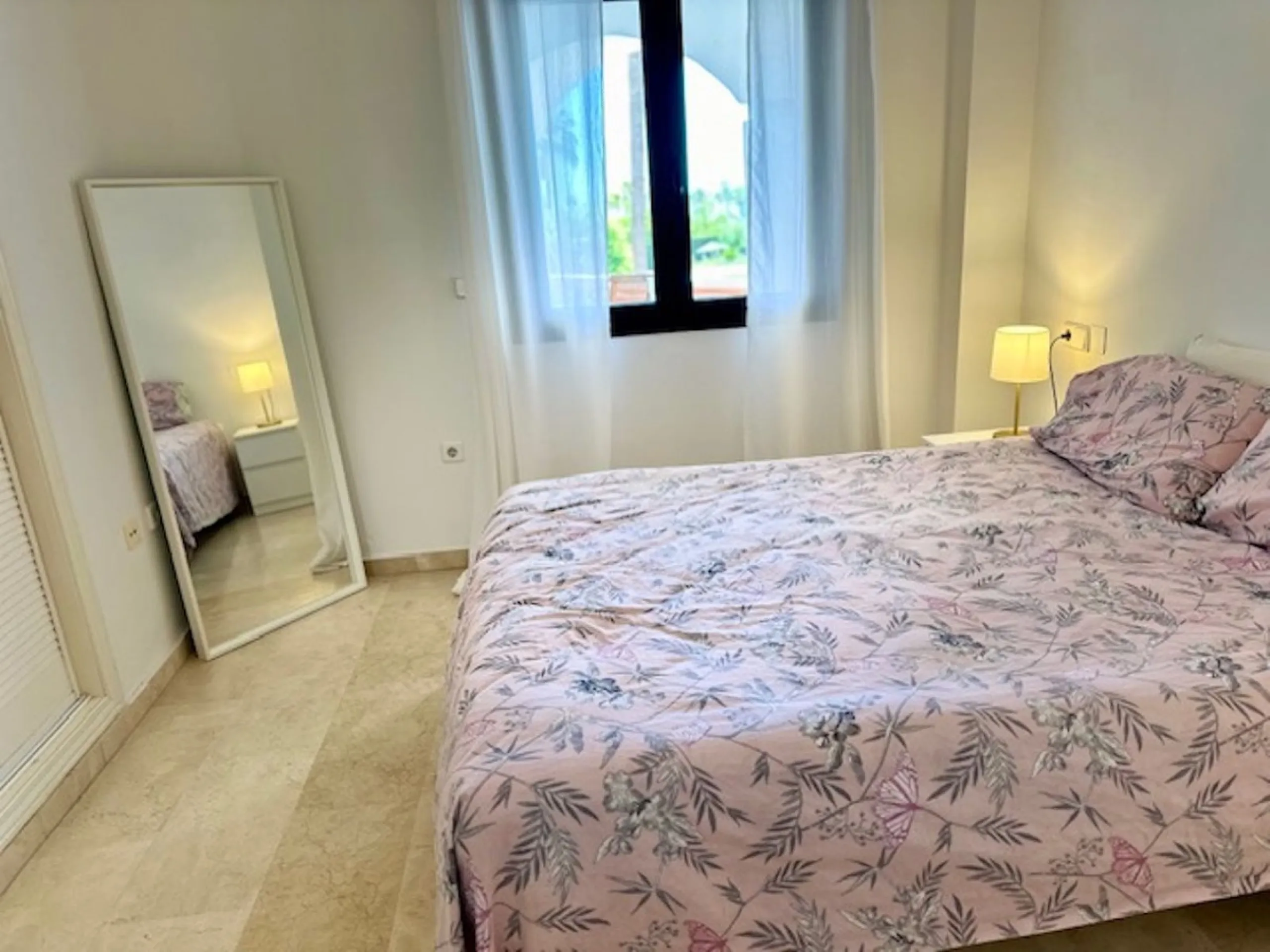 Apartment - Middle Floor Apartment в продаже в Marbella, Málaga. В доме 3 спален и 3 ванных комнат. Площадь дома 92 м²