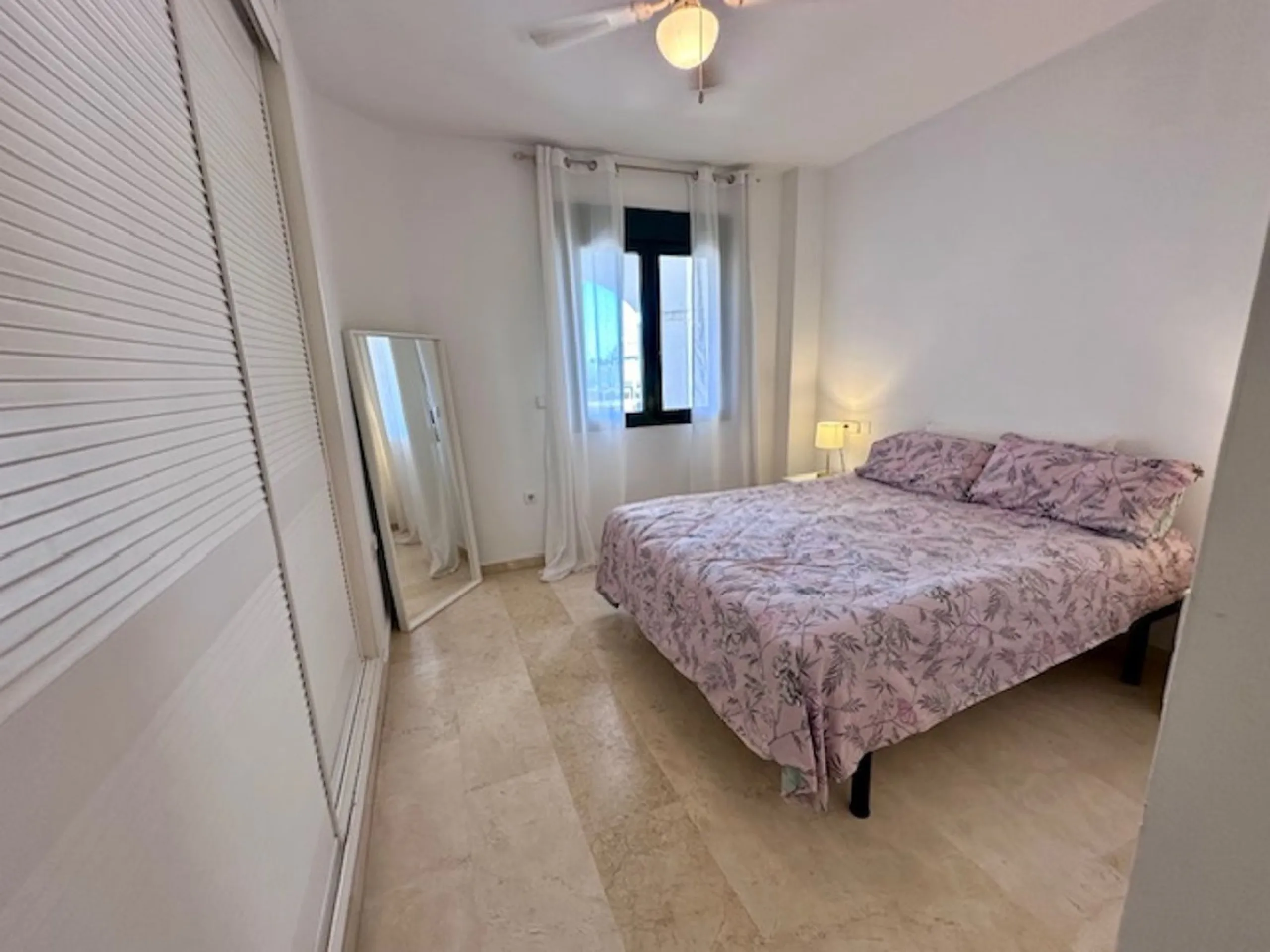 Apartment - Middle Floor Apartment в продаже в Marbella, Málaga. В доме 3 спален и 3 ванных комнат. Площадь дома 92 м²