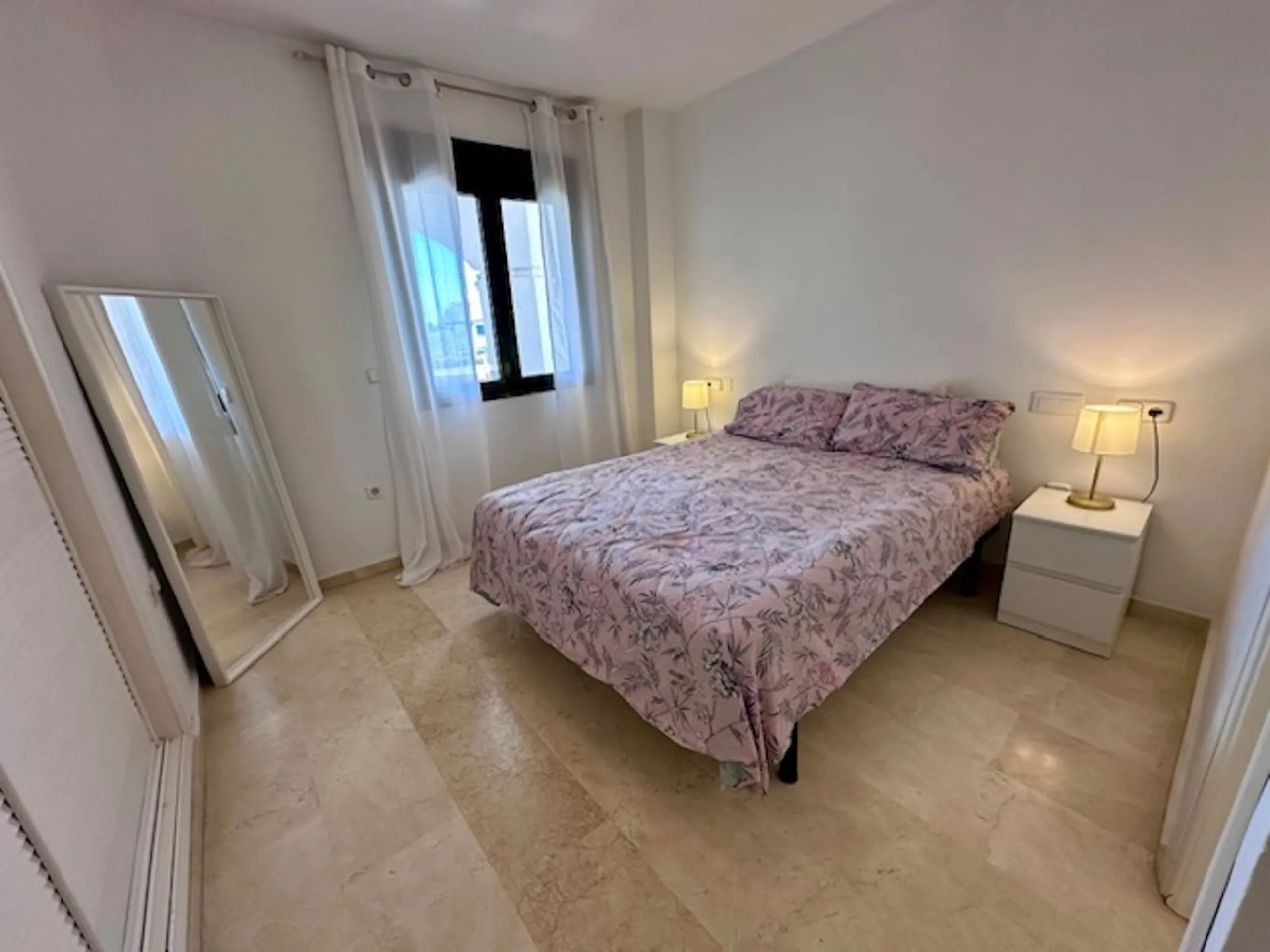 Apartment - Middle Floor Apartment в продаже в Marbella, Málaga. В доме 3 спален и 3 ванных комнат. Площадь дома 92 м²