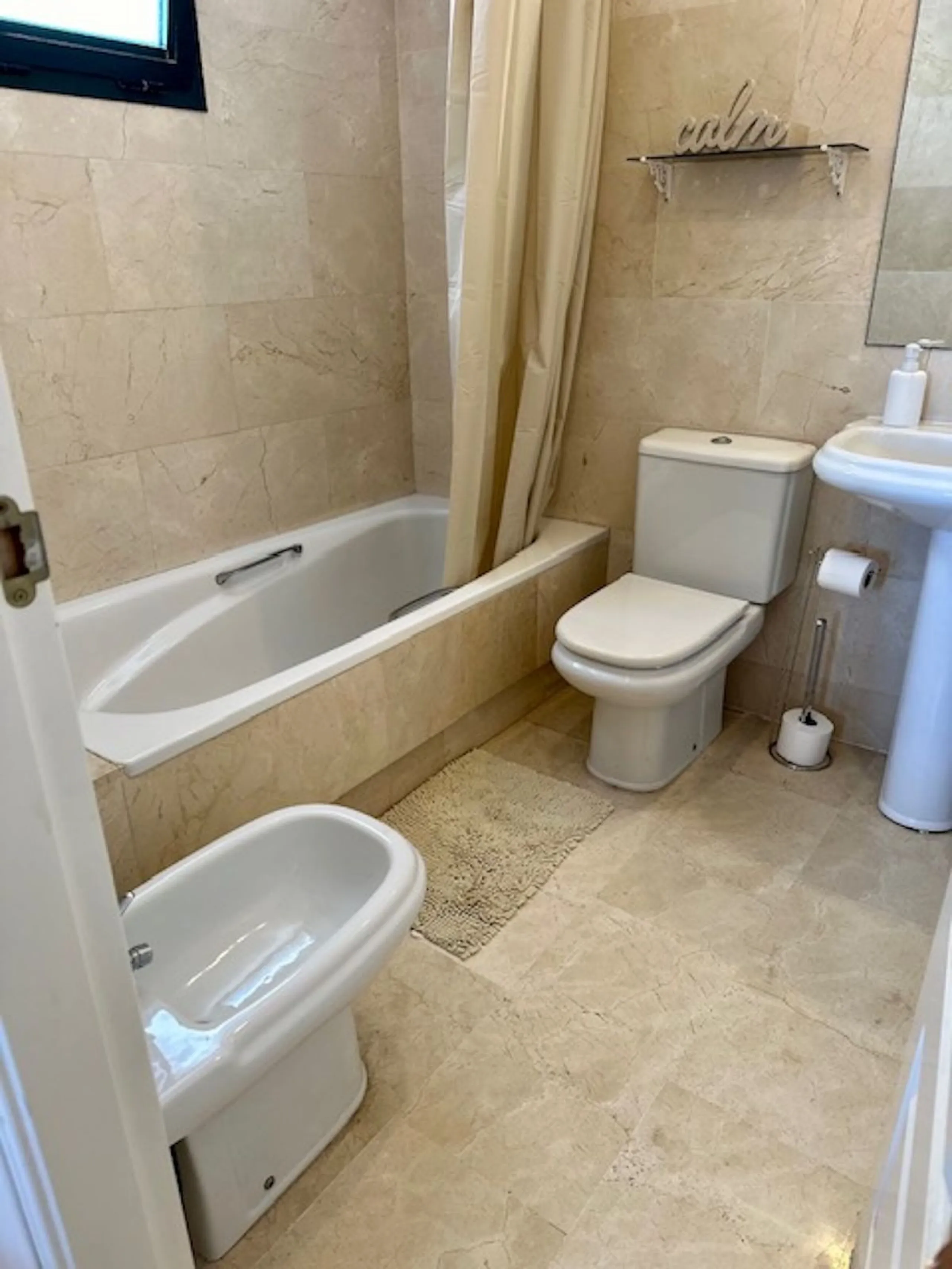 Apartment - Middle Floor Apartment в продаже в Marbella, Málaga. В доме 3 спален и 3 ванных комнат. Площадь дома 92 м²