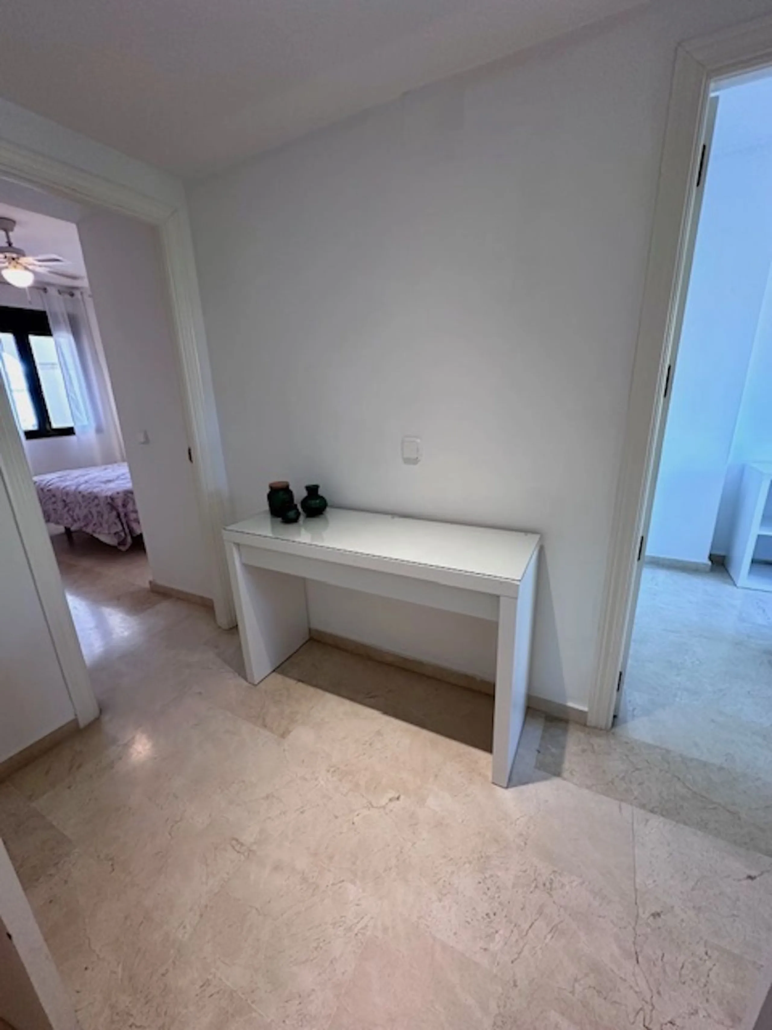 Apartment - Middle Floor Apartment в продаже в Marbella, Málaga. В доме 3 спален и 3 ванных комнат. Площадь дома 92 м²