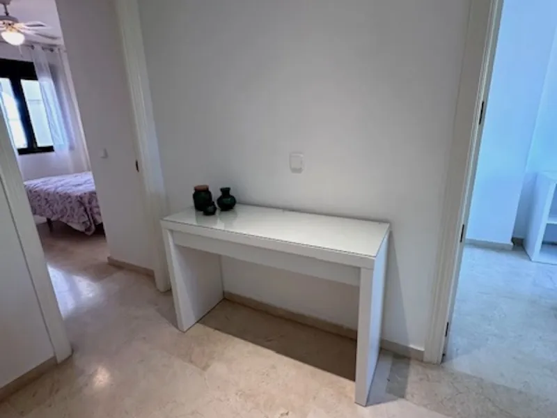 Apartment - Middle Floor Apartment в продаже в Marbella, Málaga. В доме 3 спален и 3 ванных комнат. Площадь дома 92 м²