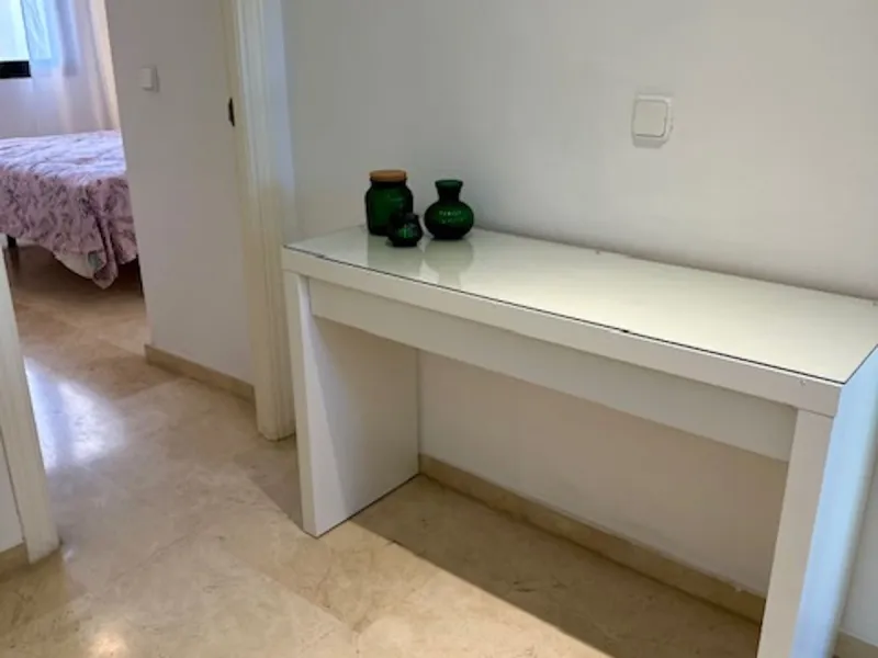 Apartment - Middle Floor Apartment в продаже в Marbella, Málaga. В доме 3 спален и 3 ванных комнат. Площадь дома 92 м²