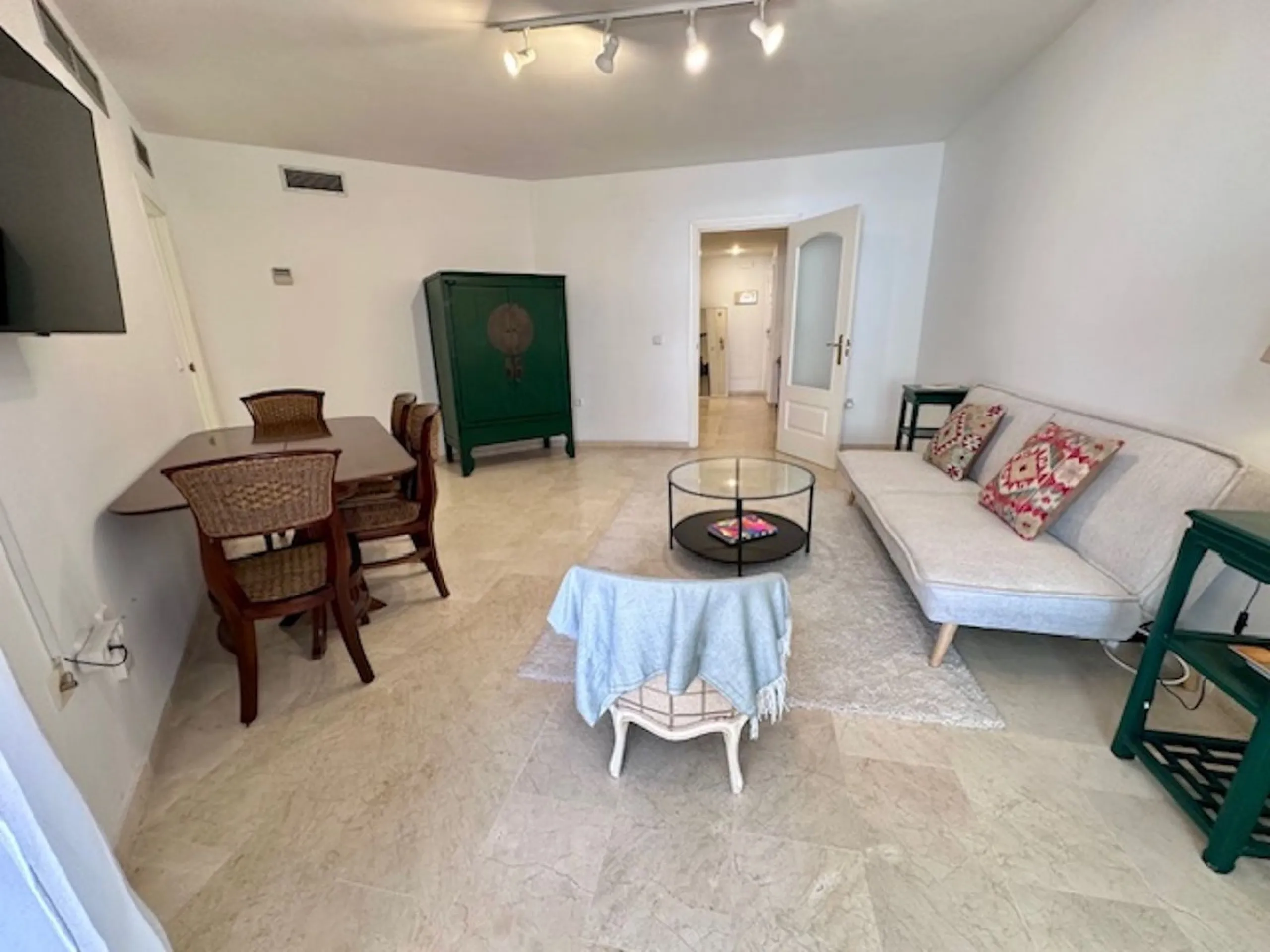 Apartment - Middle Floor Apartment в продаже в Marbella, Málaga. В доме 3 спален и 3 ванных комнат. Площадь дома 92 м²