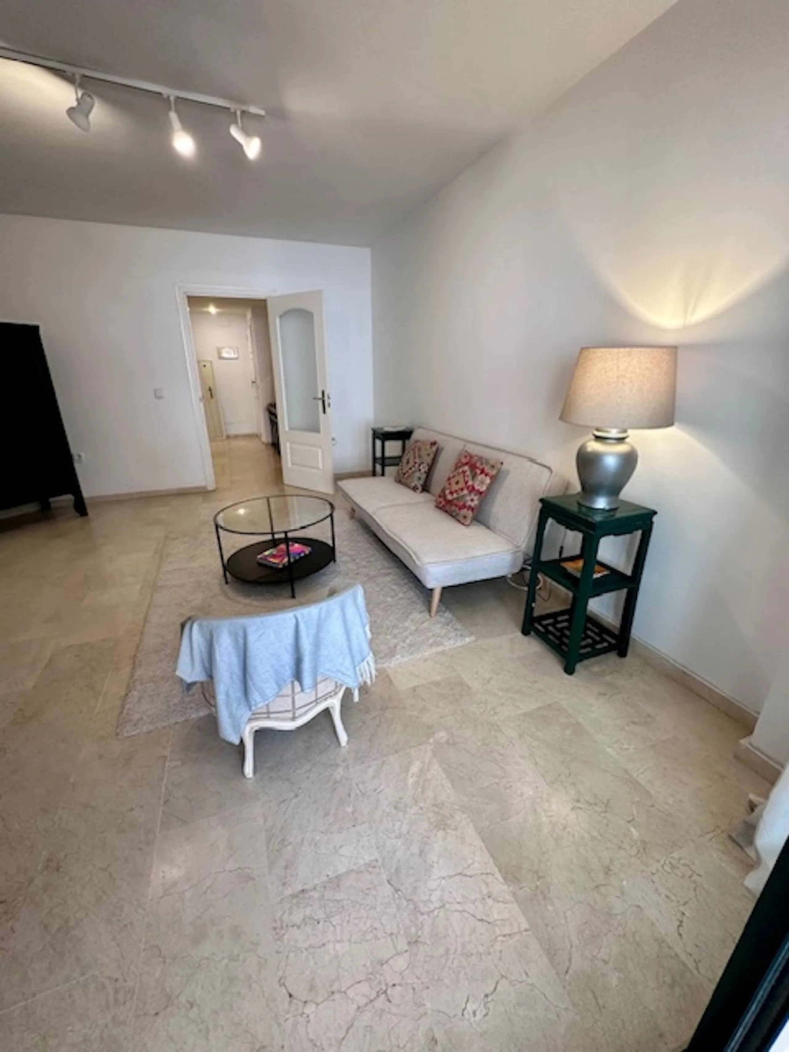 Apartment - Middle Floor Apartment в продаже в Marbella, Málaga. В доме 3 спален и 3 ванных комнат. Площадь дома 92 м²