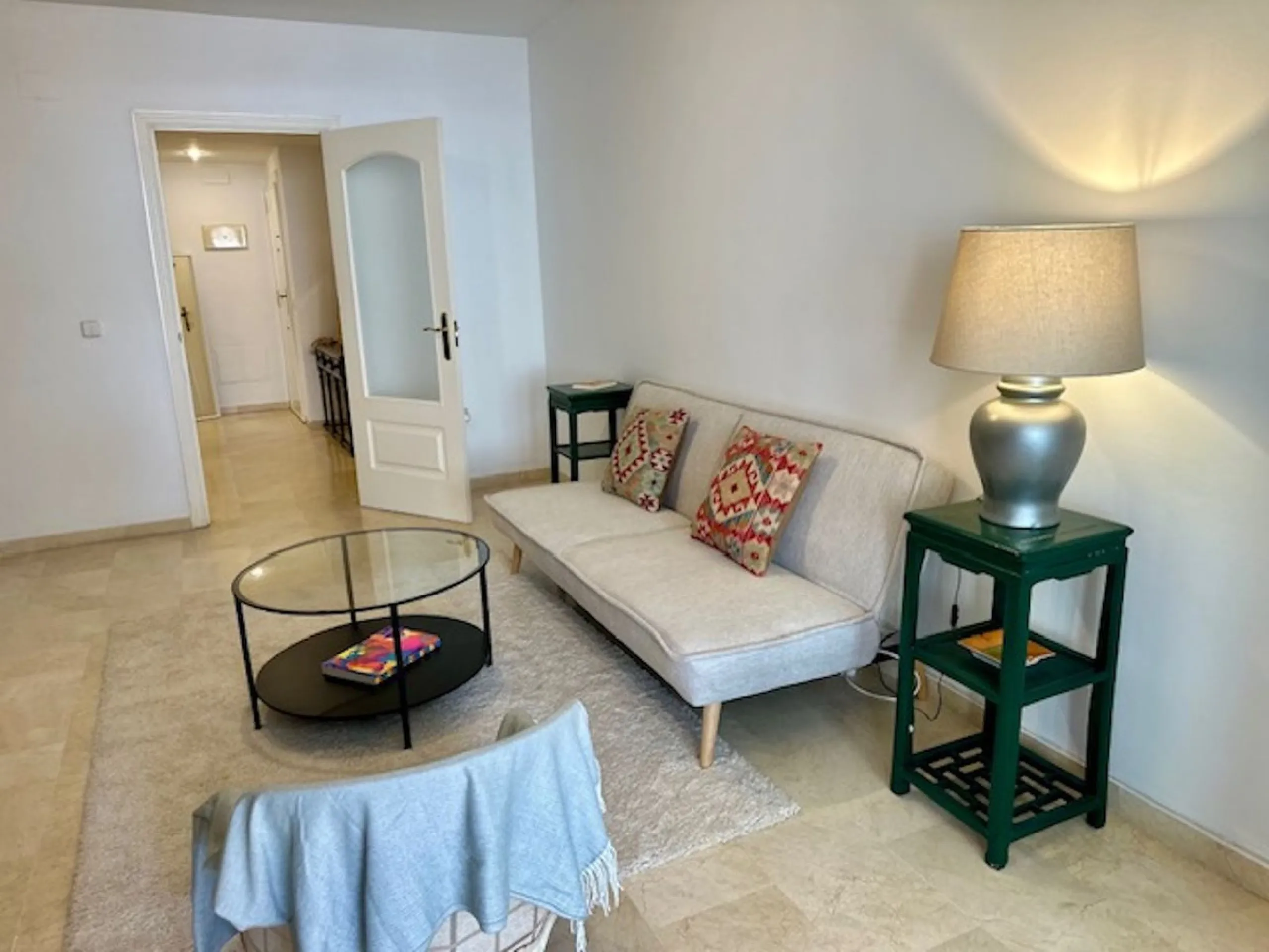 Apartment - Middle Floor Apartment в продаже в Marbella, Málaga. В доме 3 спален и 3 ванных комнат. Площадь дома 92 м²