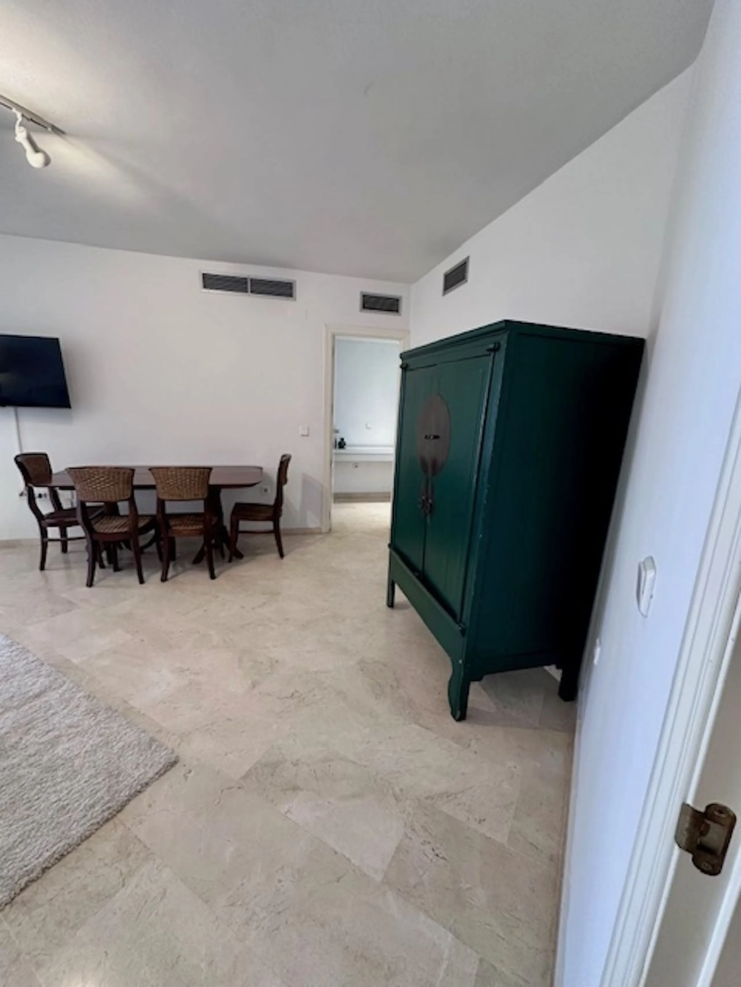 Apartment - Middle Floor Apartment в продаже в Marbella, Málaga. В доме 3 спален и 3 ванных комнат. Площадь дома 92 м²