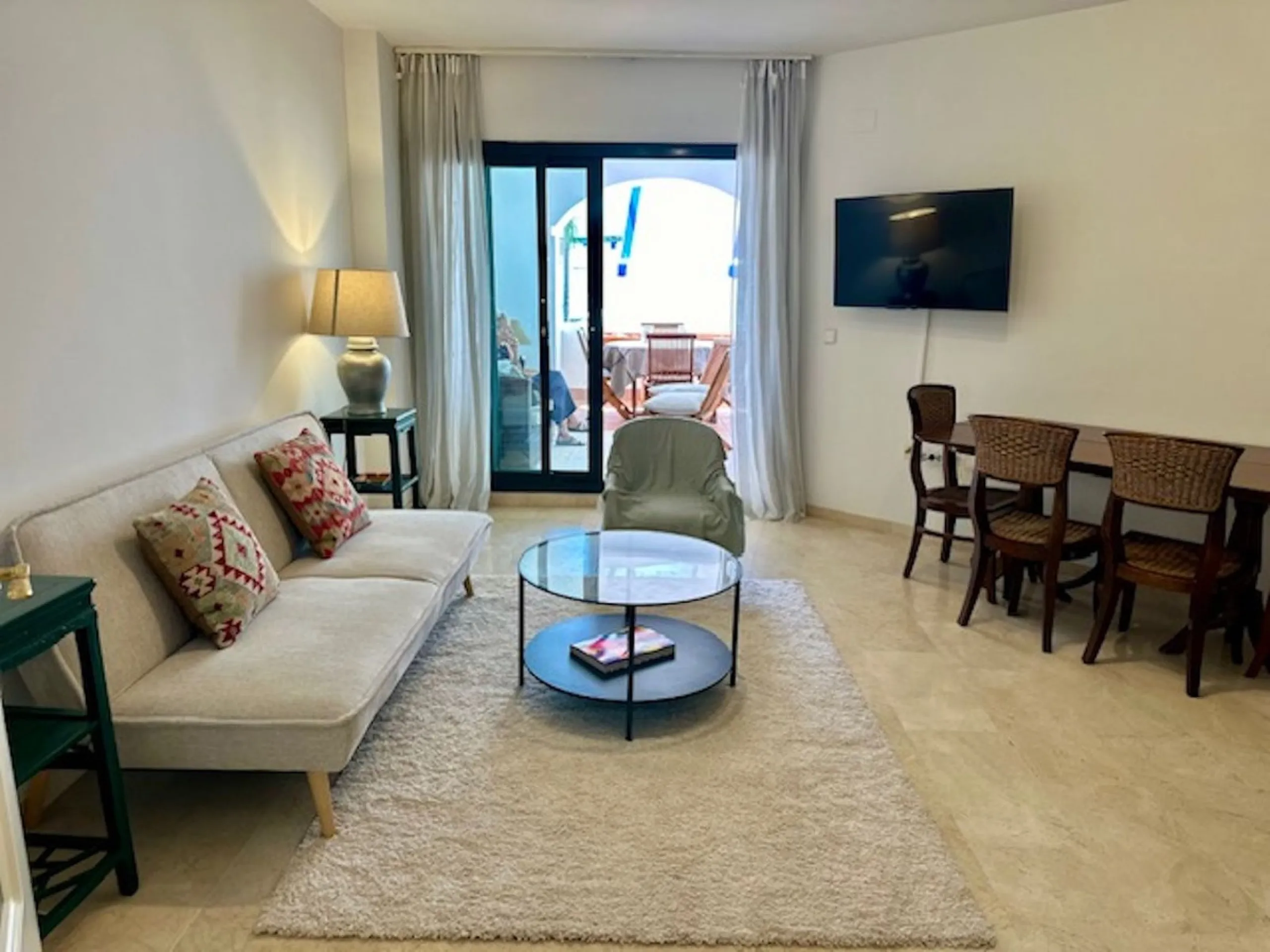 Apartment - Middle Floor Apartment в продаже в Marbella, Málaga. В доме 3 спален и 3 ванных комнат. Площадь дома 92 м²