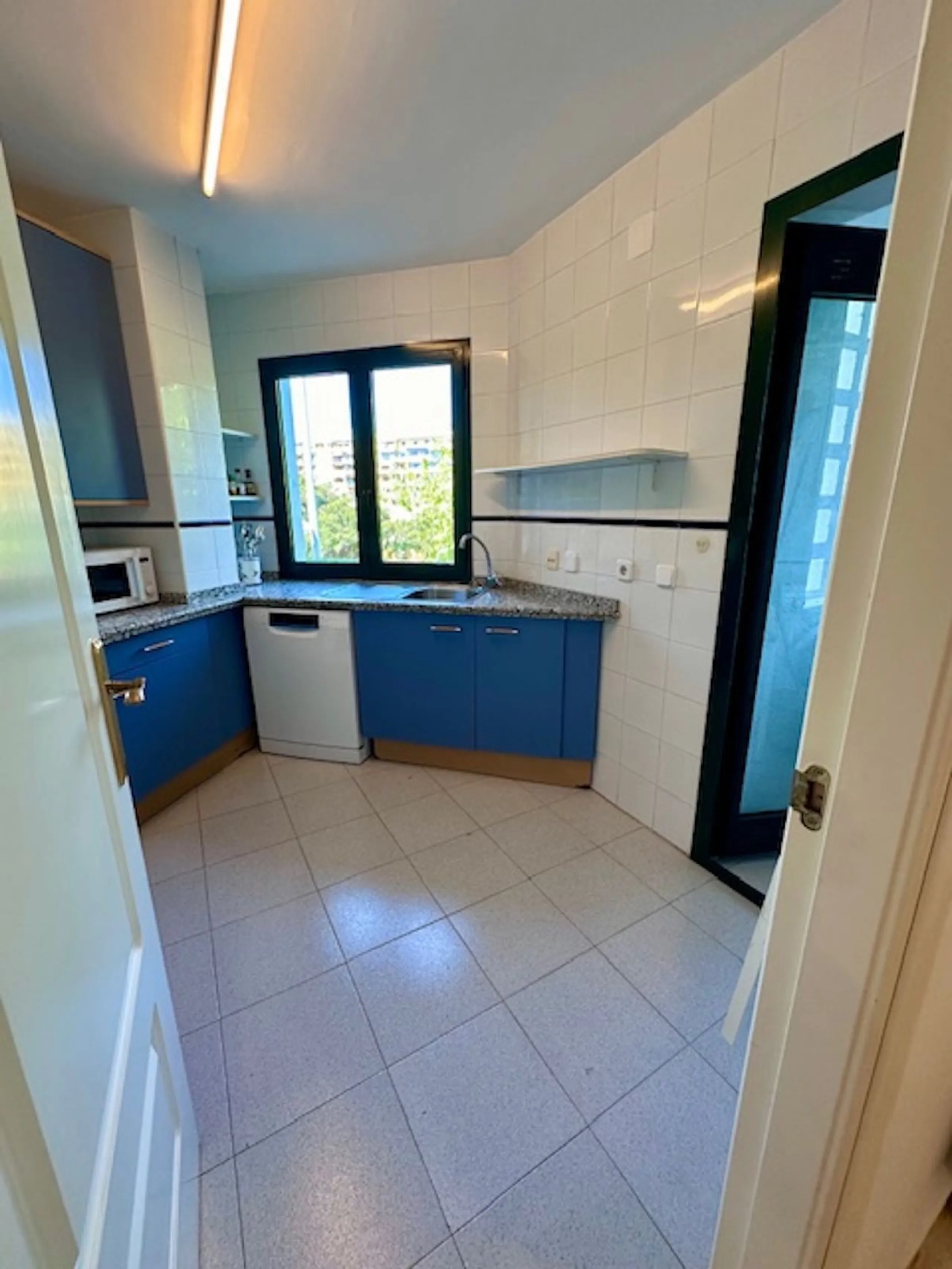 Apartment - Middle Floor Apartment в продаже в Marbella, Málaga. В доме 3 спален и 3 ванных комнат. Площадь дома 92 м²