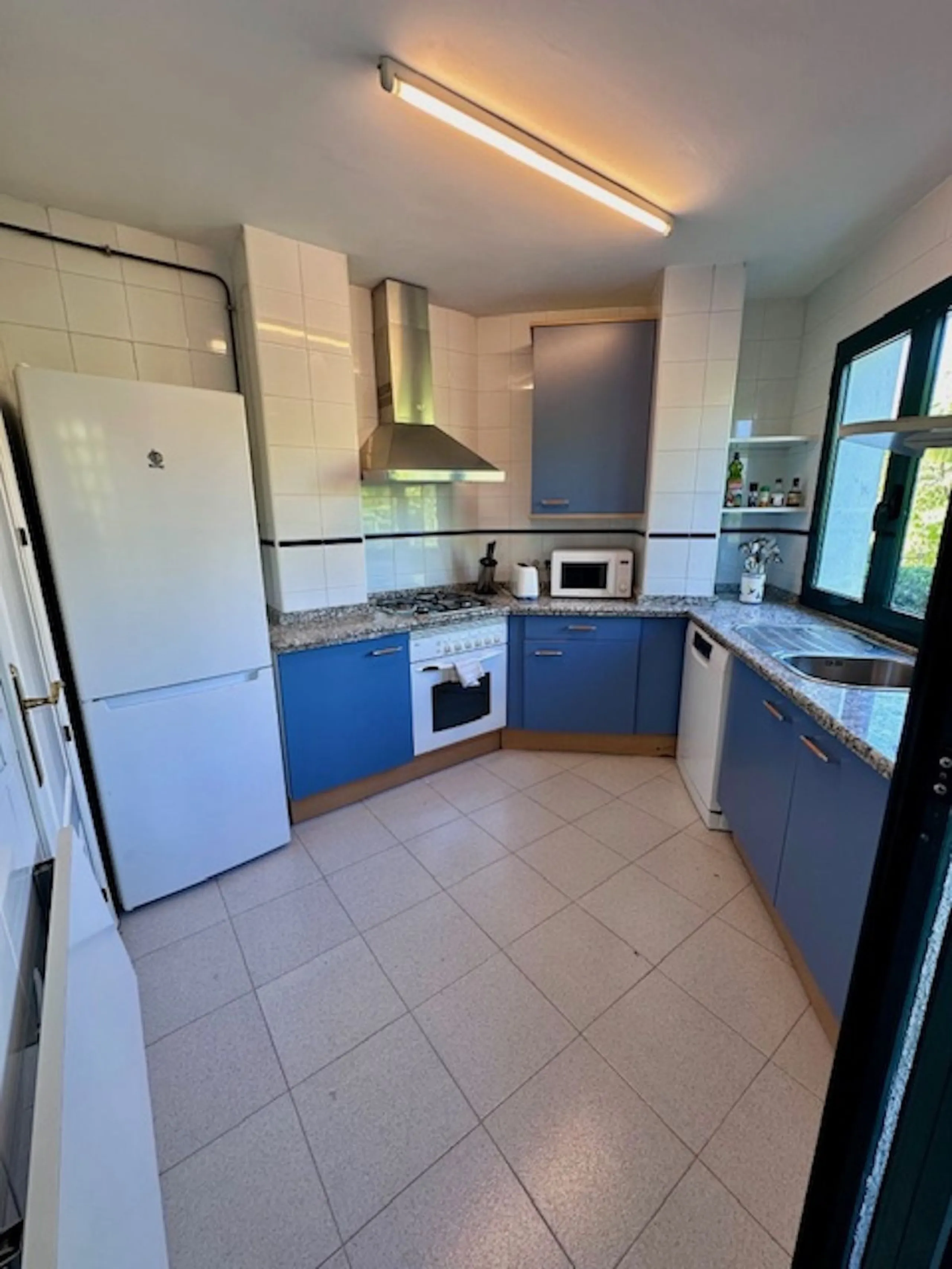 Apartment - Middle Floor Apartment в продаже в Marbella, Málaga. В доме 3 спален и 3 ванных комнат. Площадь дома 92 м²