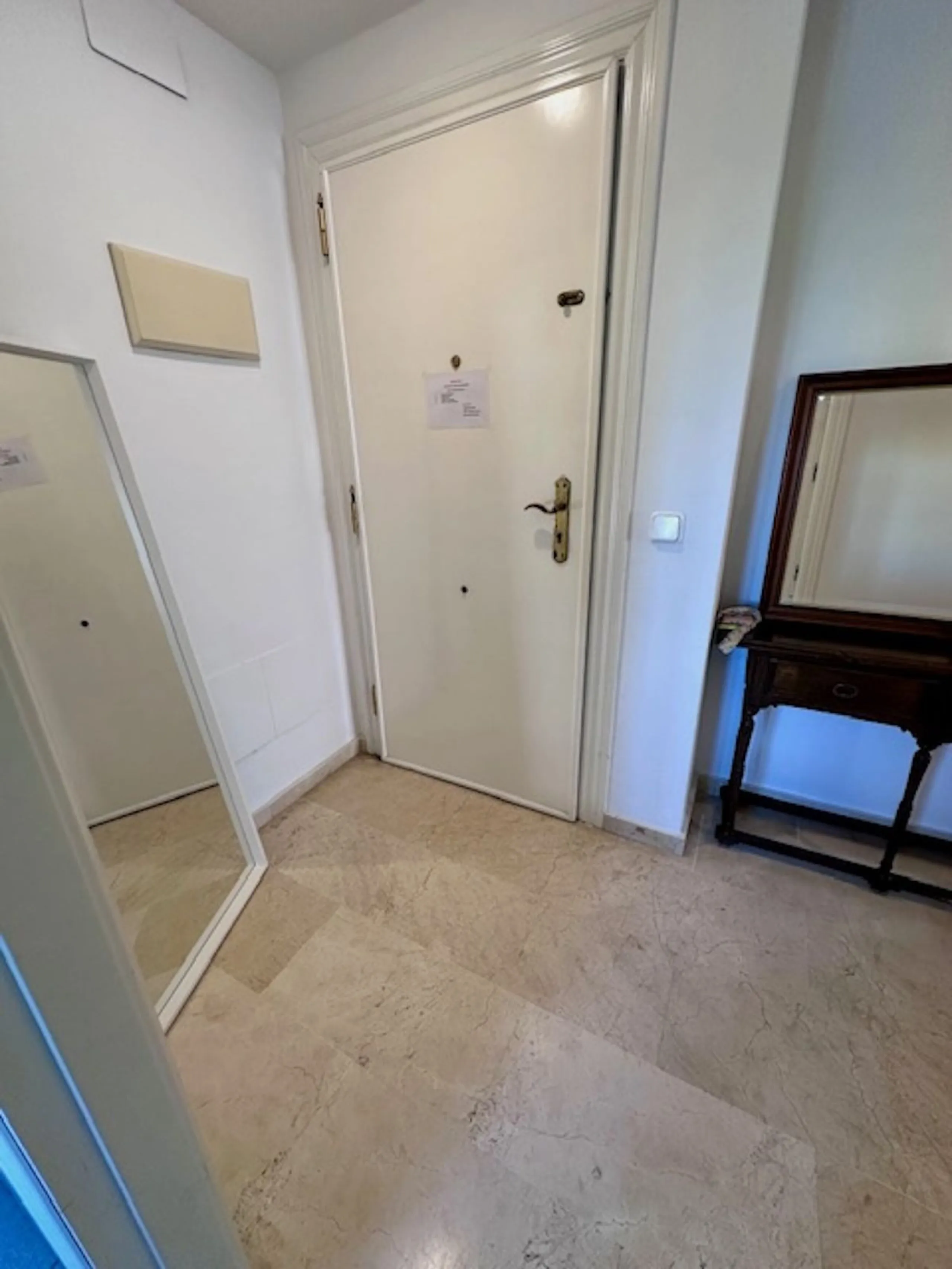 Apartment - Middle Floor Apartment в продаже в Marbella, Málaga. В доме 3 спален и 3 ванных комнат. Площадь дома 92 м²