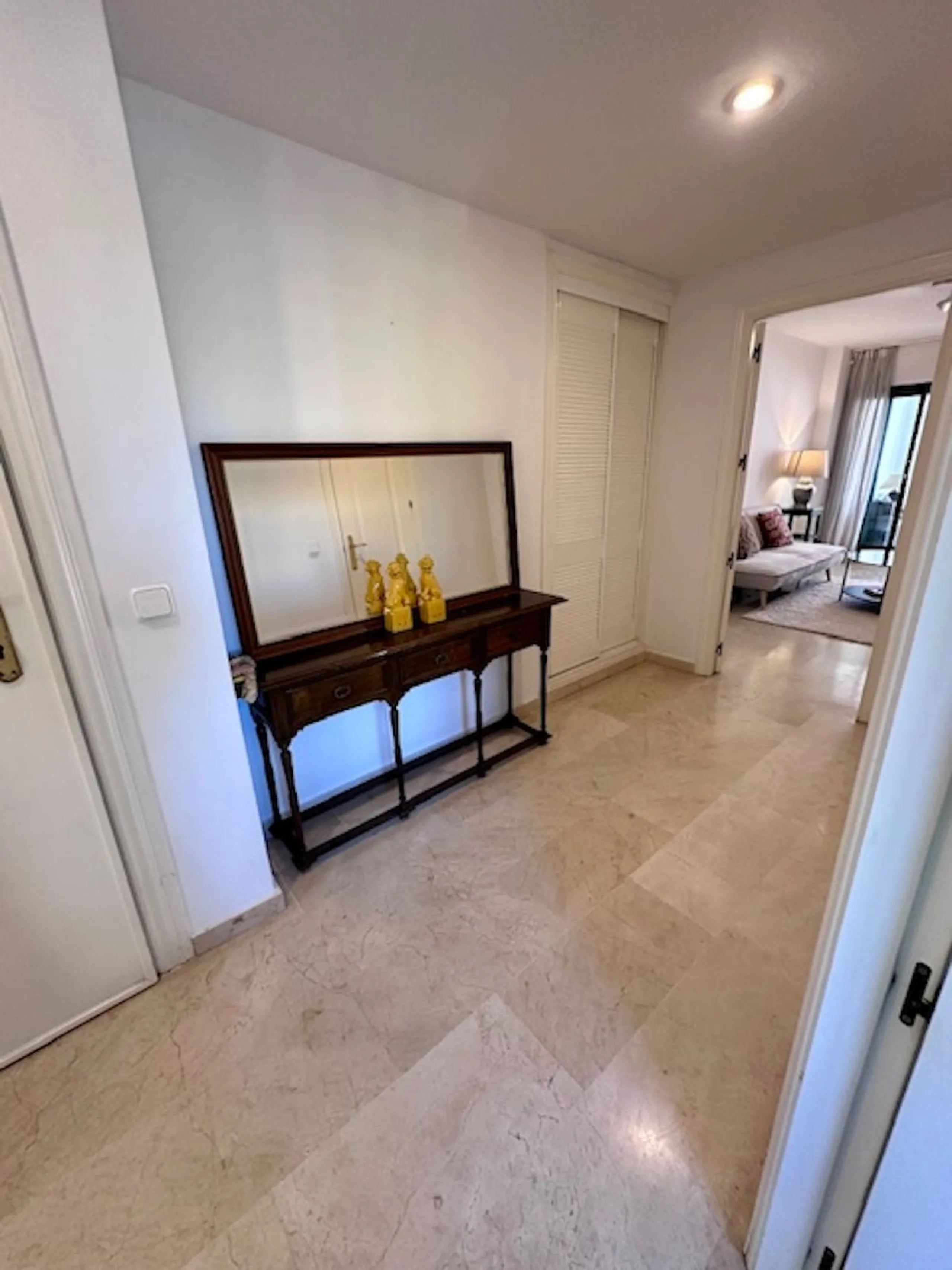 Apartment - Middle Floor Apartment в продаже в Marbella, Málaga. В доме 3 спален и 3 ванных комнат. Площадь дома 92 м²