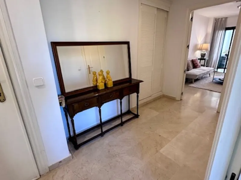 Apartment - Middle Floor Apartment в продаже в Marbella, Málaga. В доме 3 спален и 3 ванных комнат. Площадь дома 92 м²