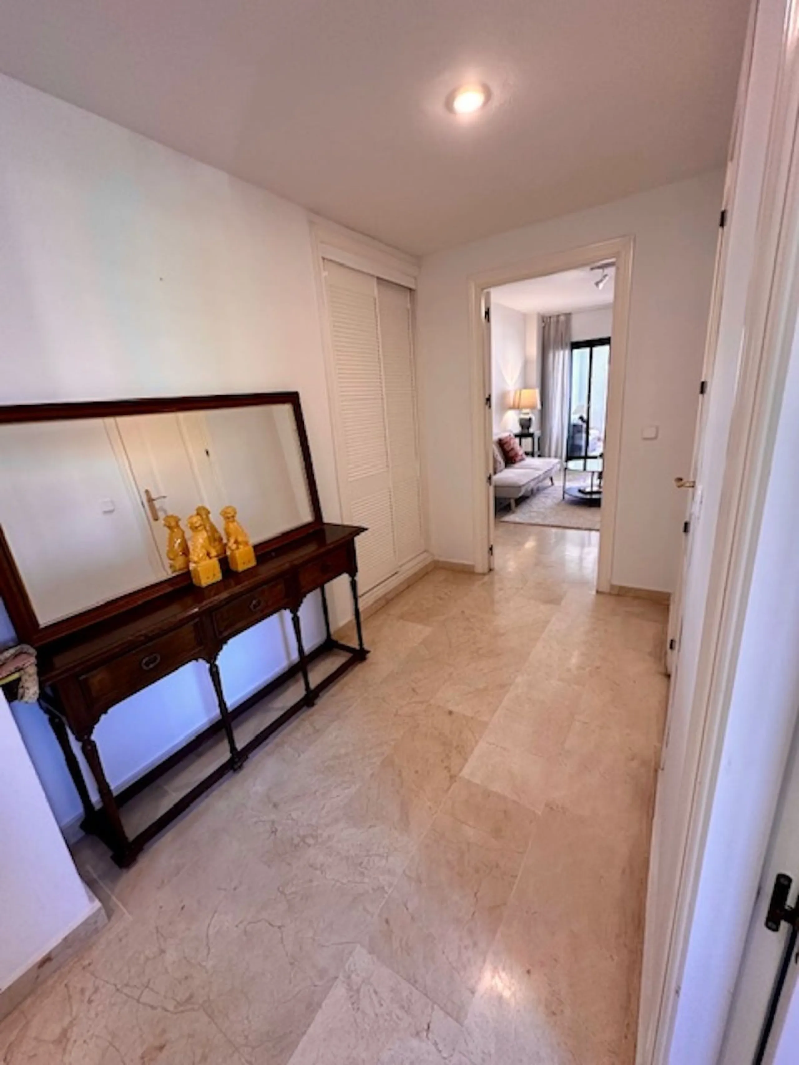 Apartment - Middle Floor Apartment в продаже в Marbella, Málaga. В доме 3 спален и 3 ванных комнат. Площадь дома 92 м²