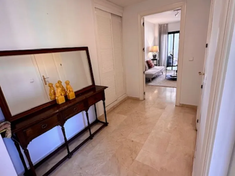 Apartment - Middle Floor Apartment в продаже в Marbella, Málaga. В доме 3 спален и 3 ванных комнат. Площадь дома 92 м²