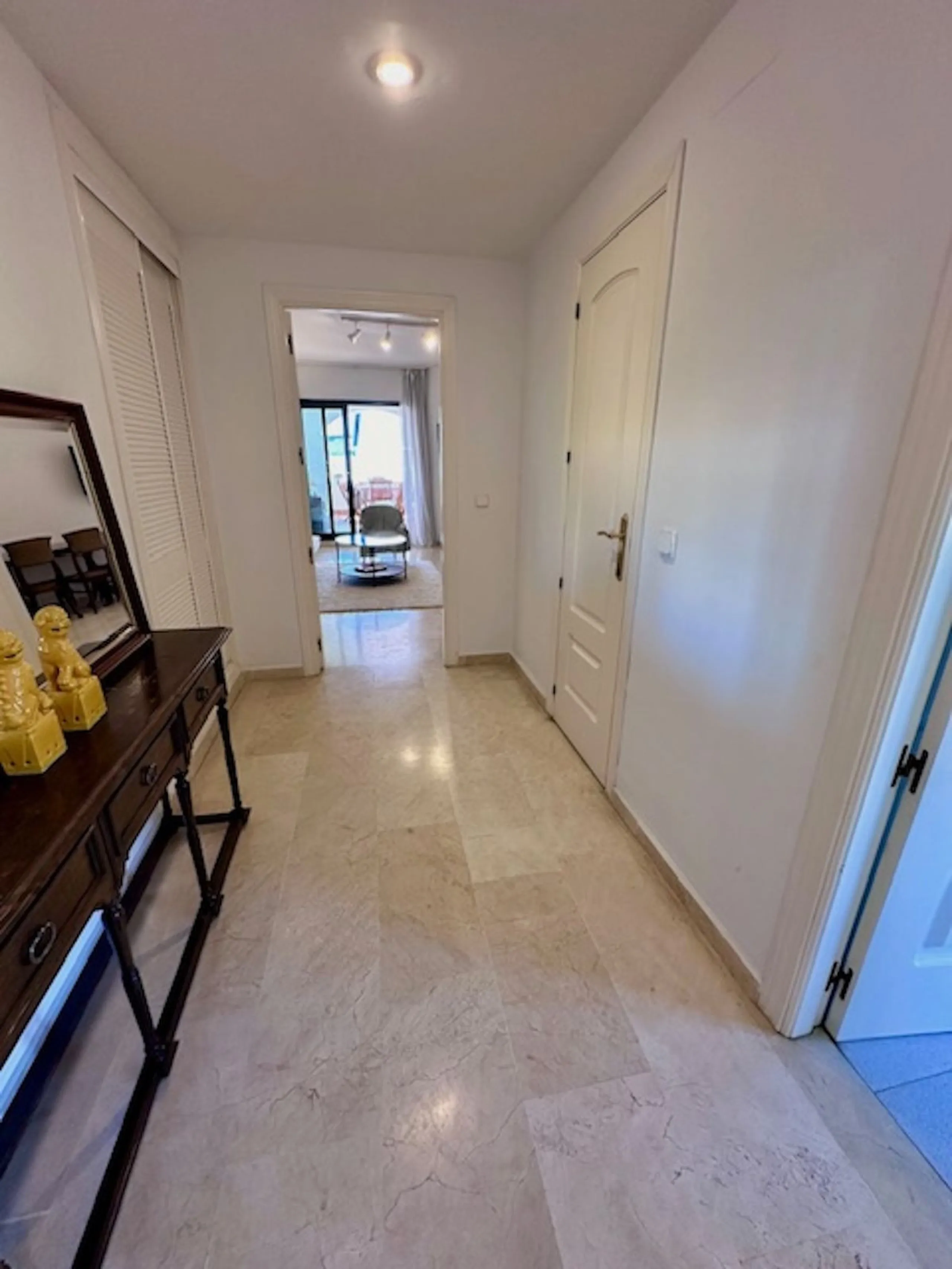 Apartment - Middle Floor Apartment в продаже в Marbella, Málaga. В доме 3 спален и 3 ванных комнат. Площадь дома 92 м²