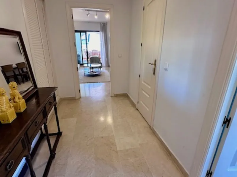 Apartment - Middle Floor Apartment в продаже в Marbella, Málaga. В доме 3 спален и 3 ванных комнат. Площадь дома 92 м²