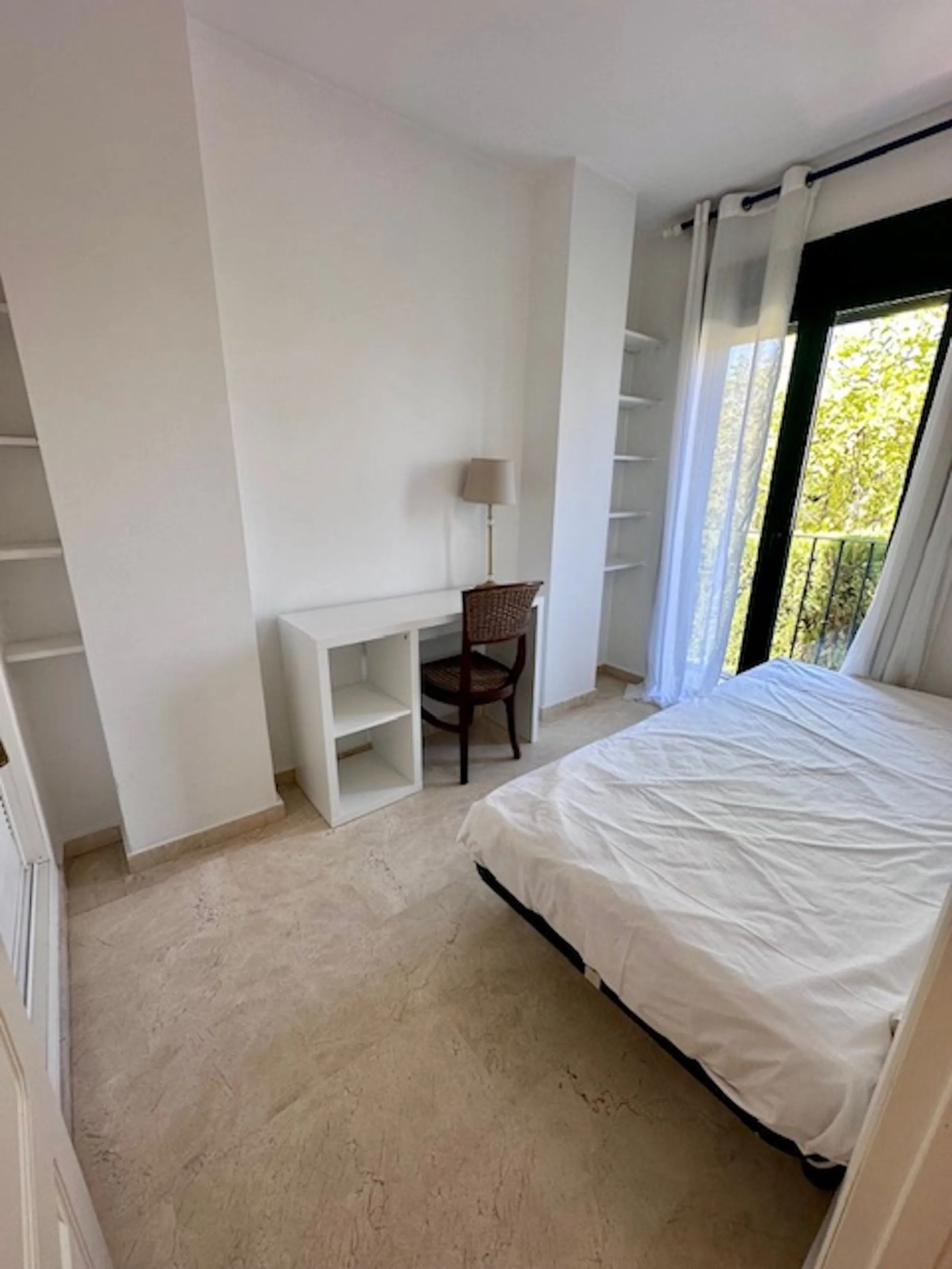 Apartment - Middle Floor Apartment в продаже в Marbella, Málaga. В доме 3 спален и 3 ванных комнат. Площадь дома 92 м²