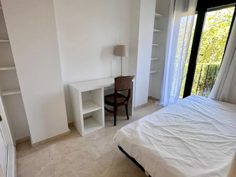 Apartment - Middle Floor Apartment в продаже в Marbella, Málaga. В доме 3 спален и 3 ванных комнат. Площадь дома 92 м²
