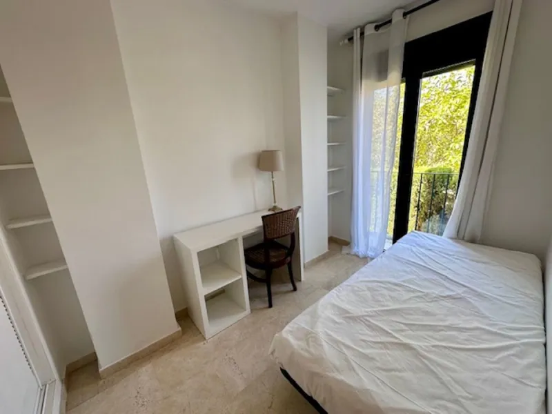Apartment - Middle Floor Apartment в продаже в Marbella, Málaga. В доме 3 спален и 3 ванных комнат. Площадь дома 92 м²