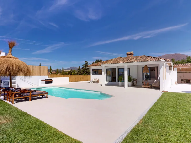 This magnificent villa represents a unique opportunity to acquire a tastefully renovated residence in one of the most sought-after areas of Estepona. Situated in the spacious and peaceful Don Pedro urbanization, the property is just five minutes from the 
