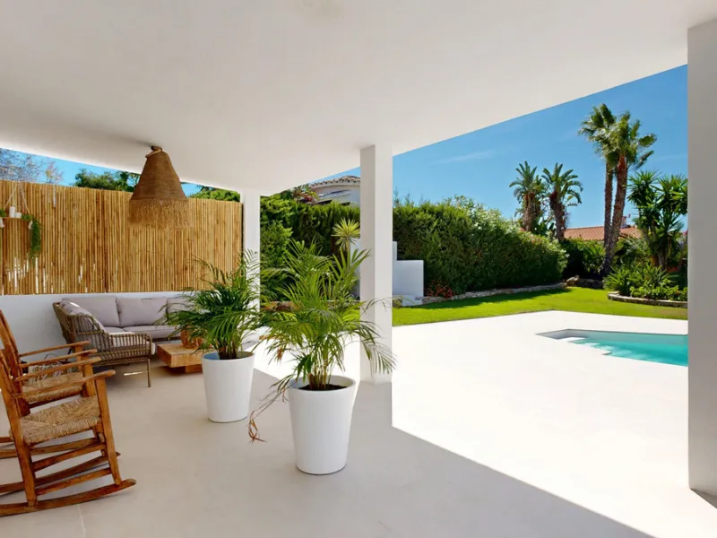 This magnificent villa represents a unique opportunity to acquire a tastefully renovated residence in one of the most sought-after areas of Estepona. Situated in the spacious and peaceful Don Pedro urbanization, the property is just five minutes from the 