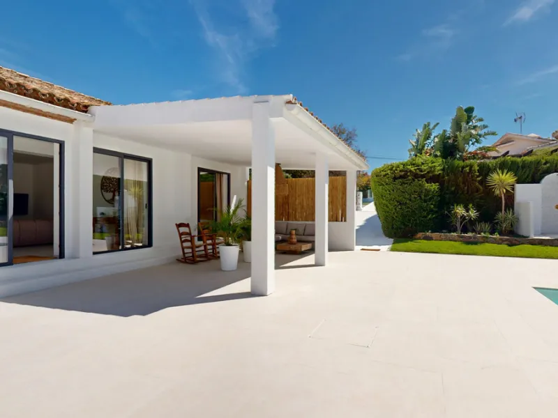 This magnificent villa represents a unique opportunity to acquire a tastefully renovated residence in one of the most sought-after areas of Estepona. Situated in the spacious and peaceful Don Pedro urbanization, the property is just five minutes from the 