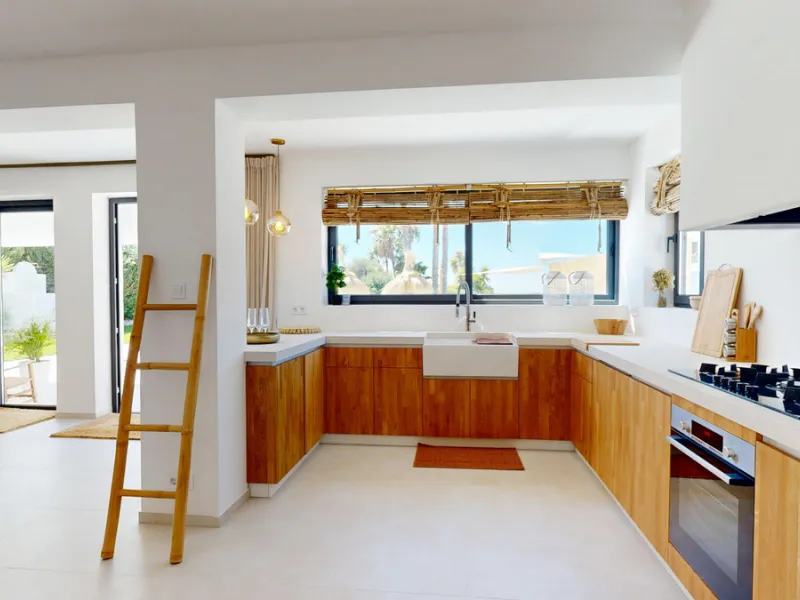 This magnificent villa represents a unique opportunity to acquire a tastefully renovated residence in one of the most sought-after areas of Estepona. Situated in the spacious and peaceful Don Pedro urbanization, the property is just five minutes from the 